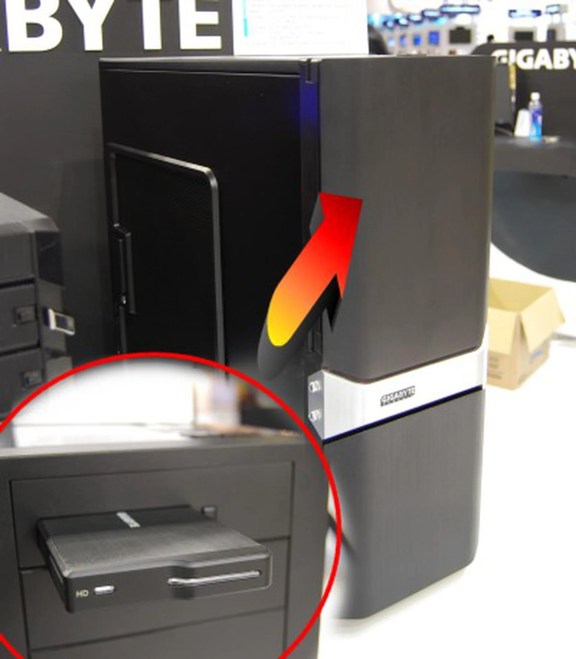The original enthusiast oriented Sumo casing has now been updated with this Sumo 5112 model. Most notable addition is a built-in dock for 2.5-inch hard drives and comes with a hot-swap capable plug'n play enclosure. The enclosure also doubles up as an external drive too with a mini-USB cable.