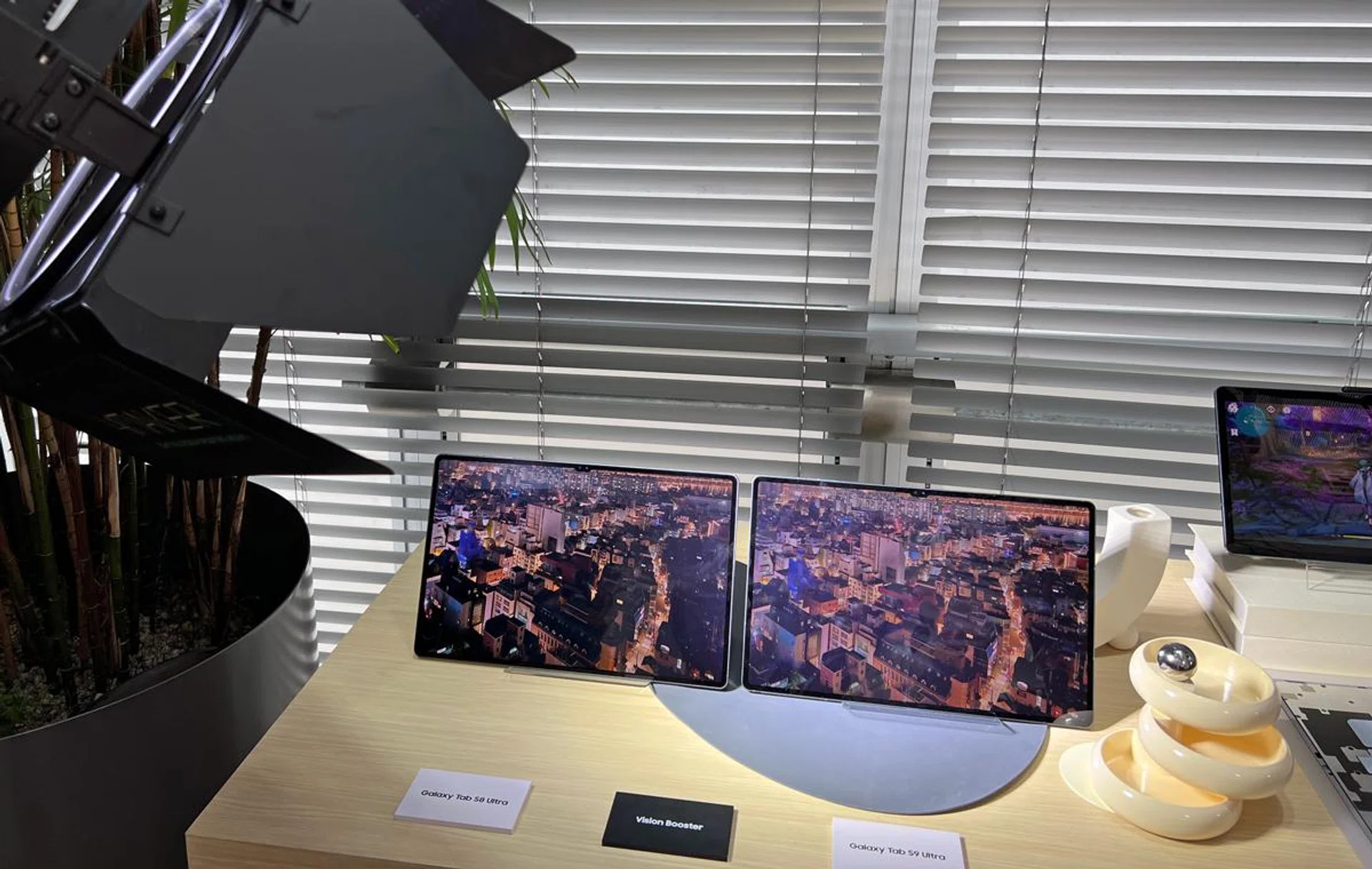 Samsung showing off the Vision Booster feature on the Galaxy Tab S9 Ultra by blasting an artificially created studio light with 5600K lighting temperature (equal to daylight).