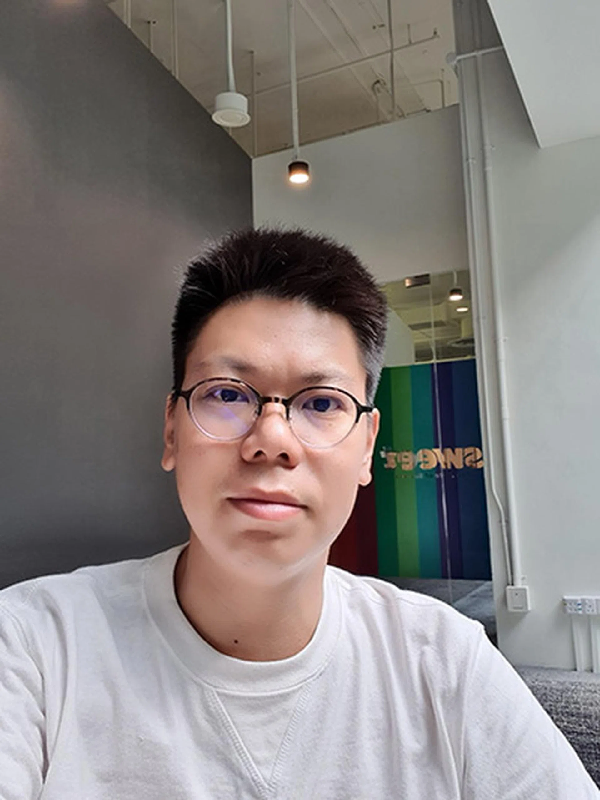 Galaxy Note10+ indoor selfie capture. (Click for full resolution image)