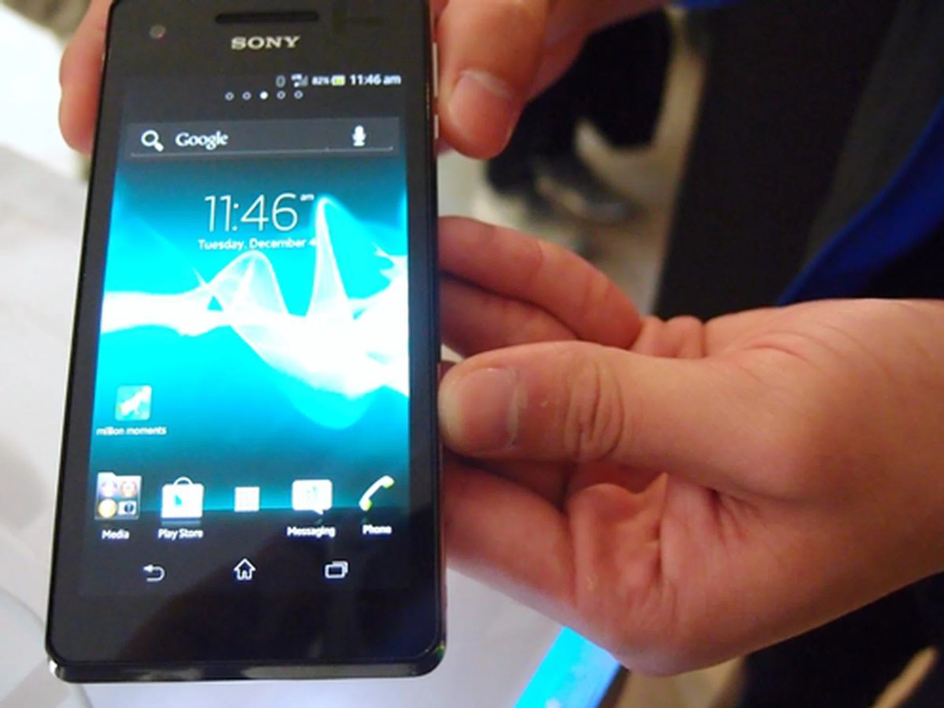 The Xperia V comes with a 4.3-inch HD Reality Display powered by the upgraded Mobile BRAVIA Engine, which to our eyes, promoted razor sharp text and images. Other first impressions? The phone feels extremely light and comfortable to hold.