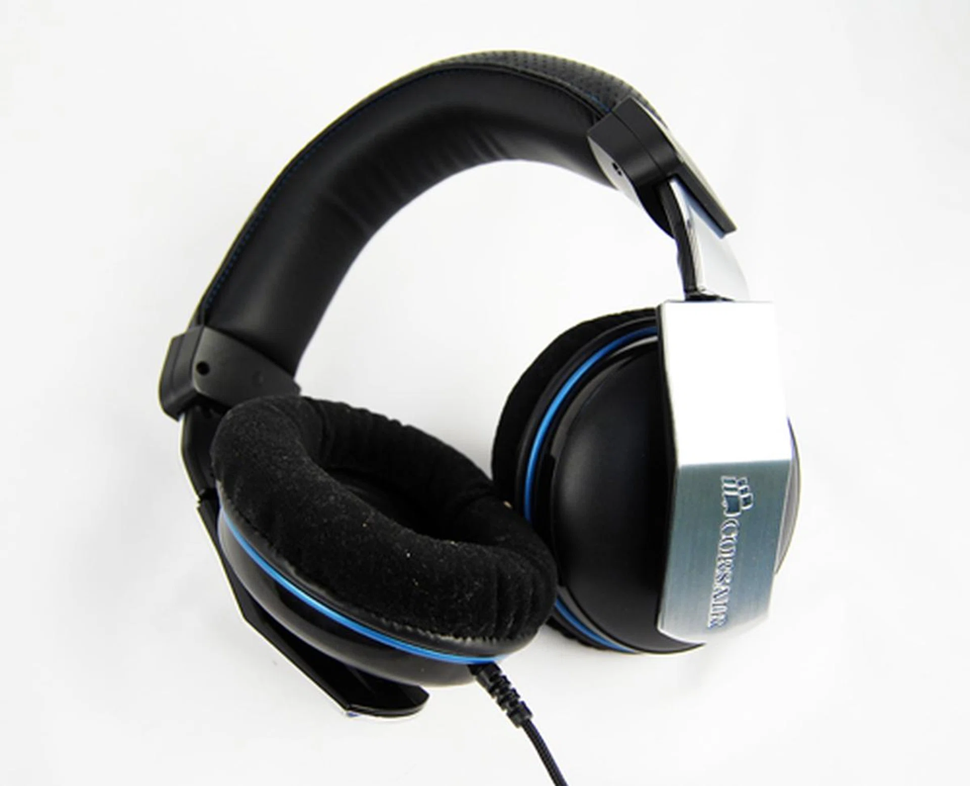 While it may be soft, velvet gets dirtied very easily even in clean environments. You can see the flecks of dust on the ear-cups which appeared during our photo shoot.