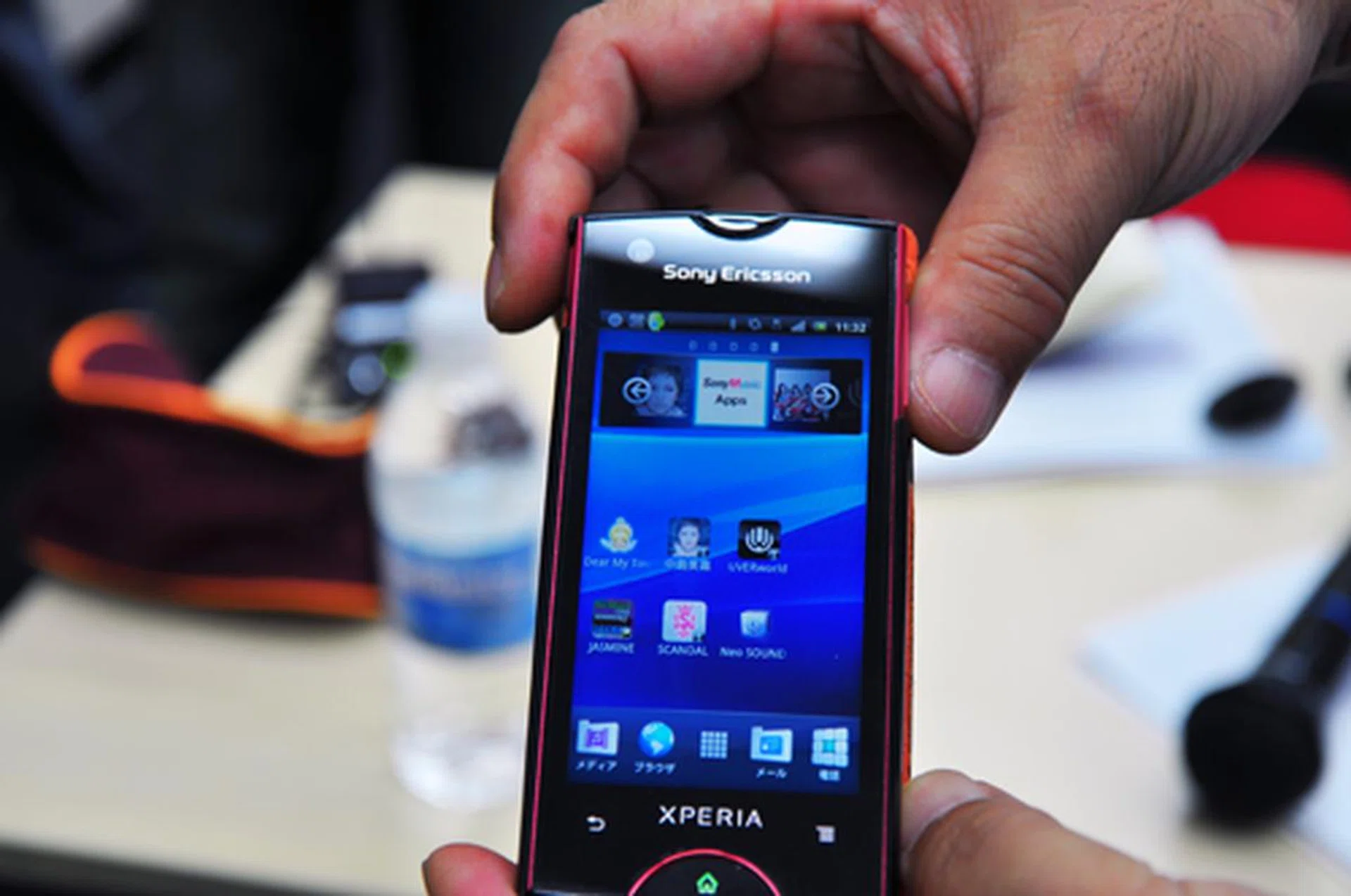 Sony Music Japan has plans for new content distribution with the Sony Music app. Seen on the Xperia ray, the app comes with a widget (located at the top here) that allows users to listen to music with lyrics, stream videos and so forth. 