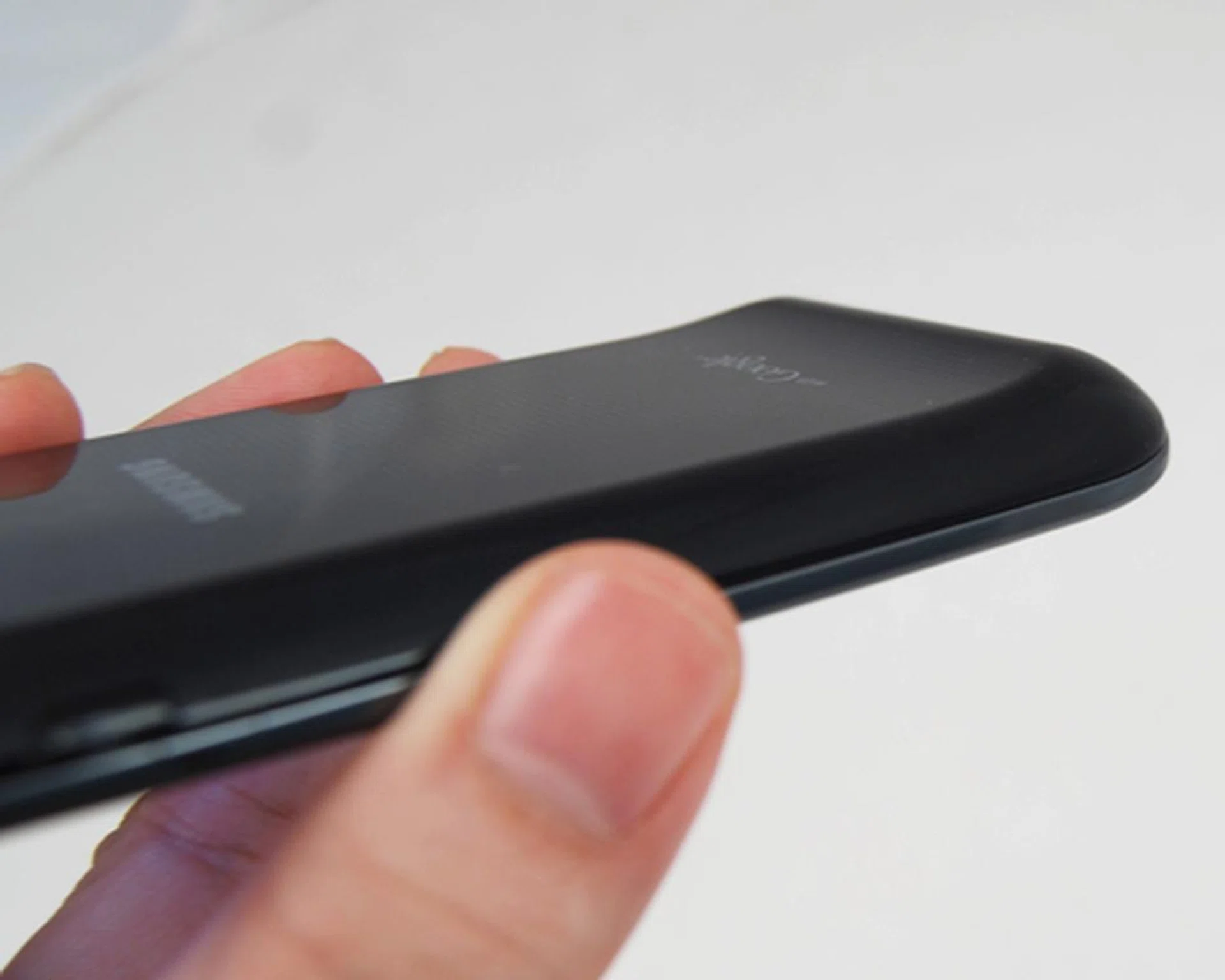 The rear bottom is curved for a better grip.