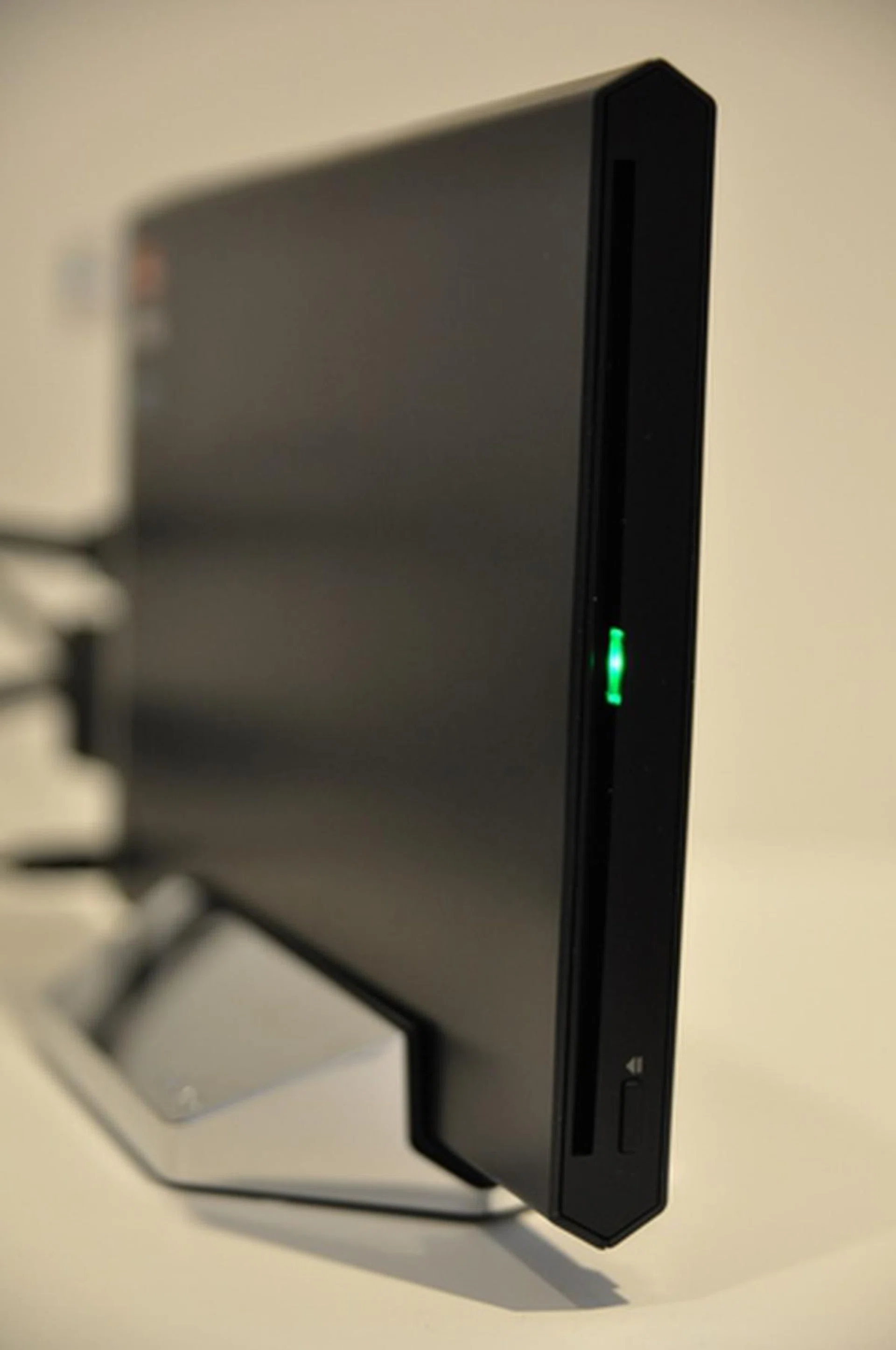 Meet the Power Media Dock - the additional powerhouse that boosts the Vaio Z's performance credentials when attached to the notebook. "Light Peak" technology ensures that the data transfer is streamed over to the machine at 'light speed' (pun intended). It even doubles up as a Blu-ray drive!