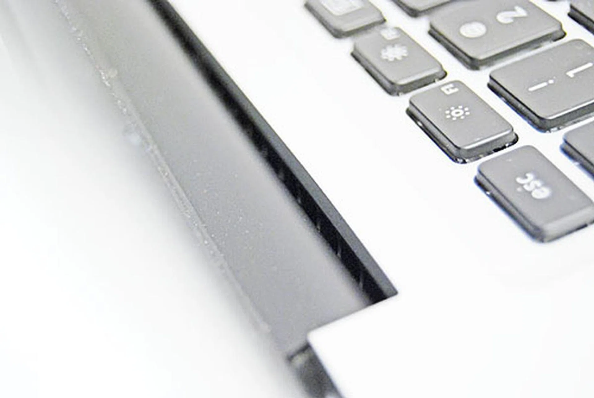 We've washed the image out by quite a bit so you can see the vents located right next to the hinge, just above the keyboard.