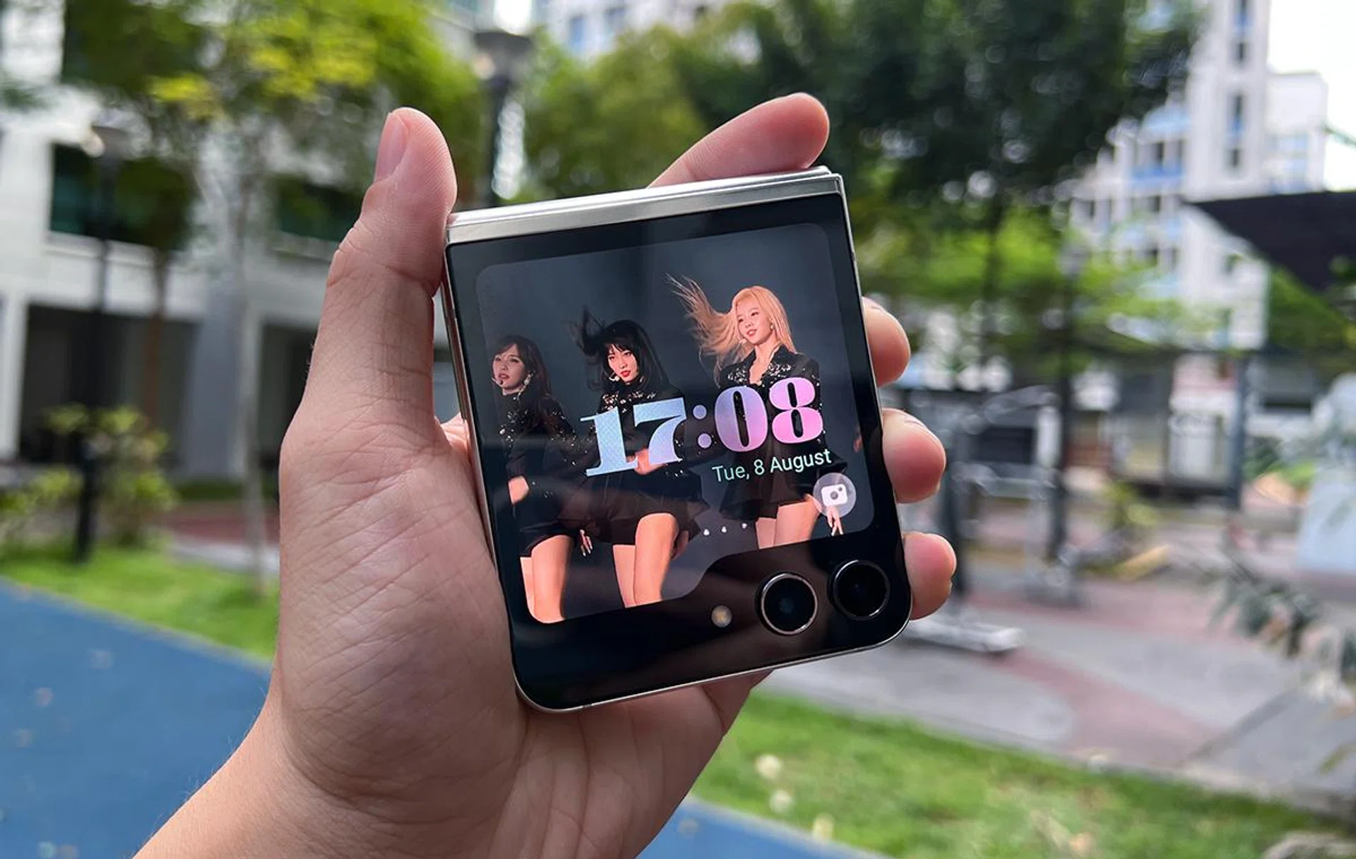 Flex Window on Samsung Galaxy Z Flip5 still supports animated wallpapers (both GIFs and video clips).