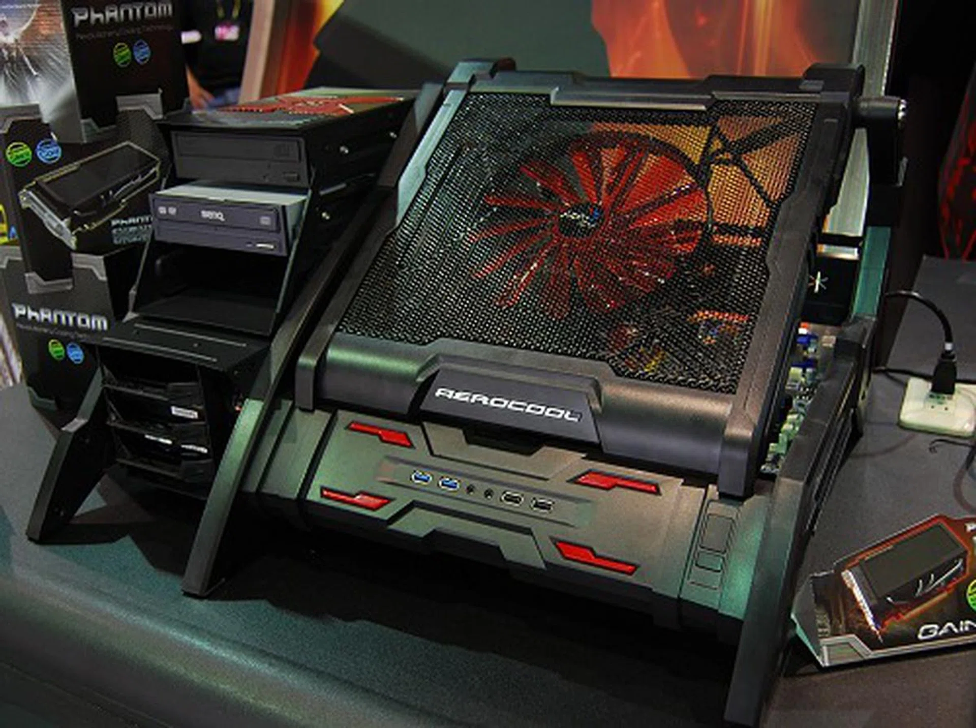 The most intriguing part of the line-up is this open-air chassis setup called the Strike-X Air. Looking rather elaborate and perhaps even a little daunting, all drive bays are located on the left-side while the main area underneath the fan is where the main system components go.