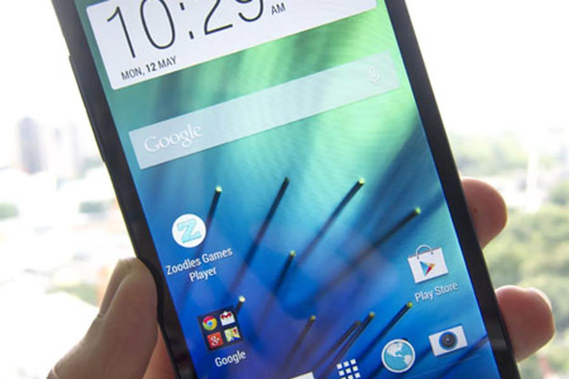 HTC takes on the mid-range phablet market with its Desire 816.