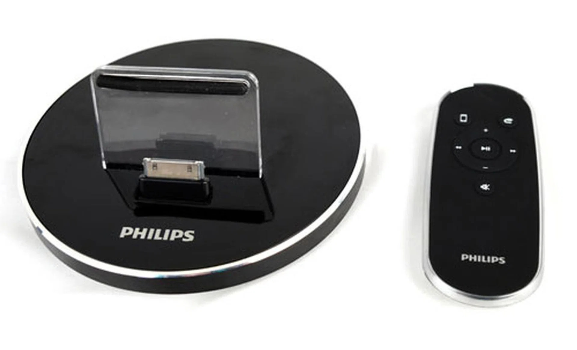 The charging cradle comes with a universal dock and a backrest to support the mobile device. Next to it is a simplistic remote with buttons for enabling playback via AirPlay or the auxiliary input. 