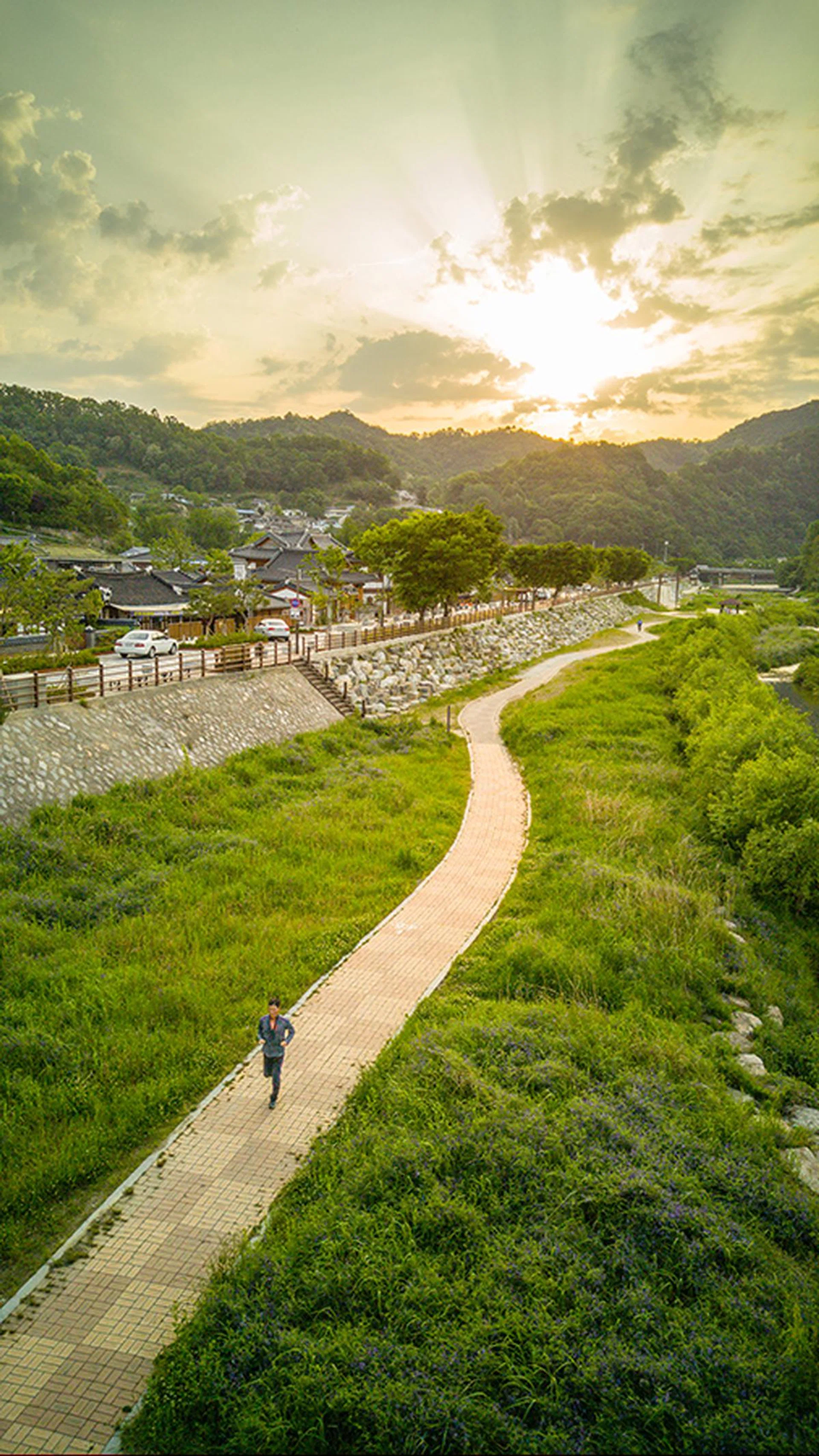 Jogger, sunrise, 28mm at f/1.8, 1/740 sec, ISO 50.