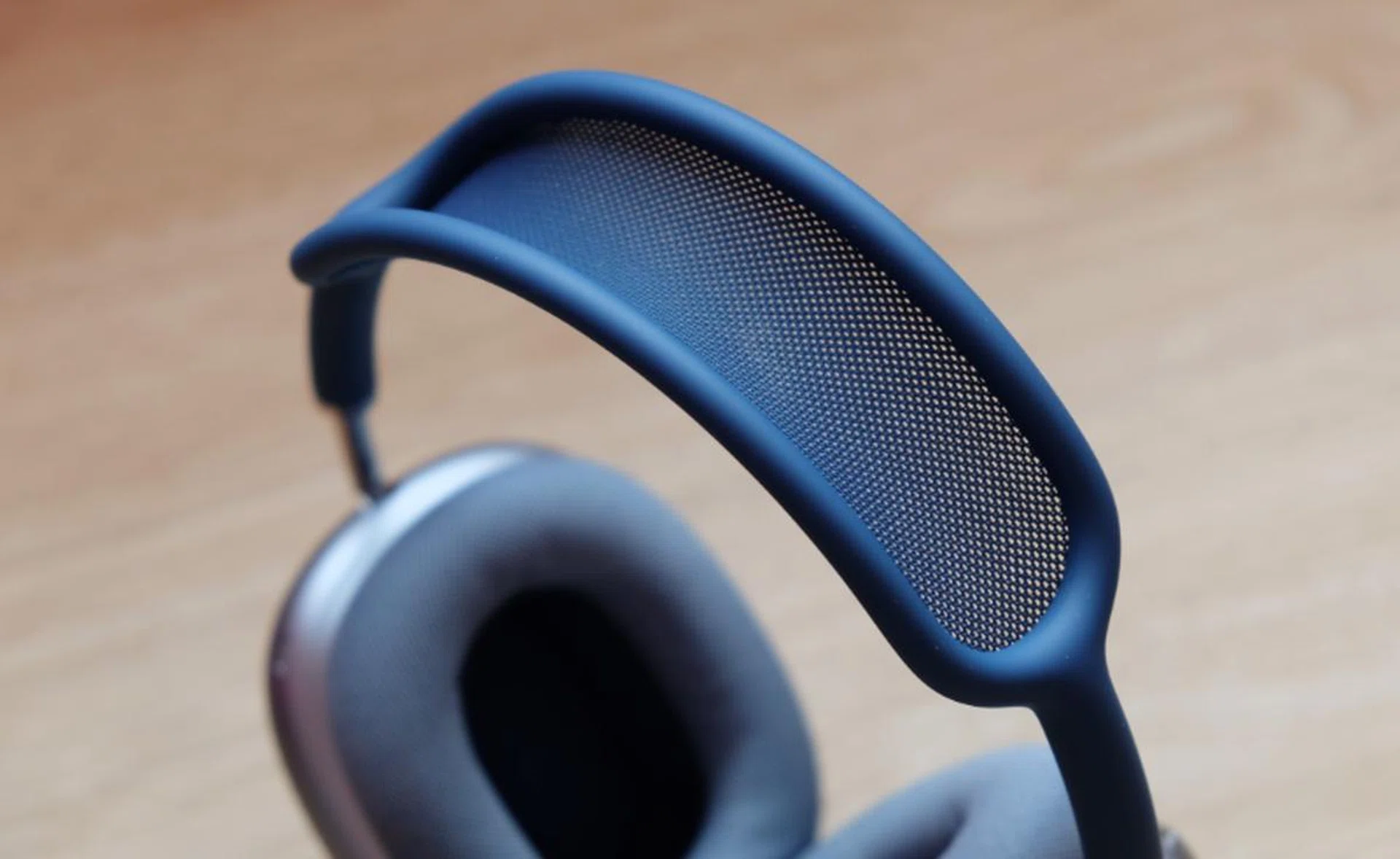 The headband looks odd but it's effective in distributing weight across your head.