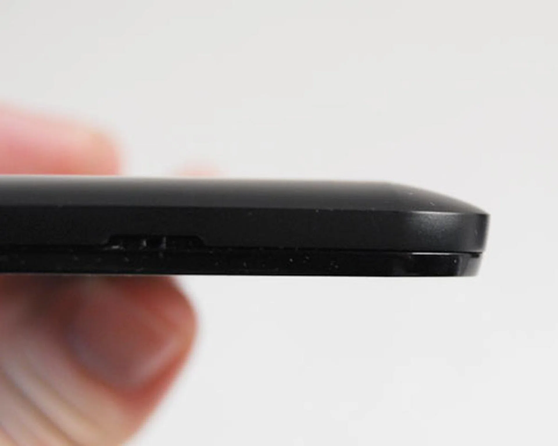 While it measures 9.2mm thin, the tapered edge which goes down to 6mm gives an illusion of a much thinner profile for the Optimus Black.