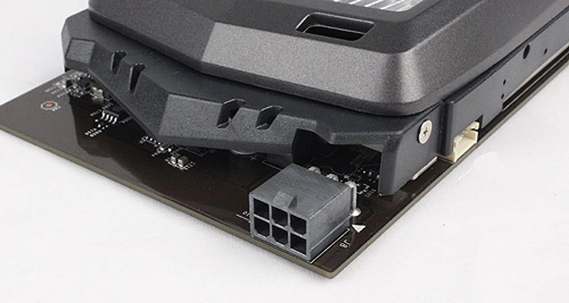 Reference card designs would probably do away with the 6-pin power connector, but since the MSI GTX 650 Power Edition is targeted at overclockers, additional power is always welcomed.