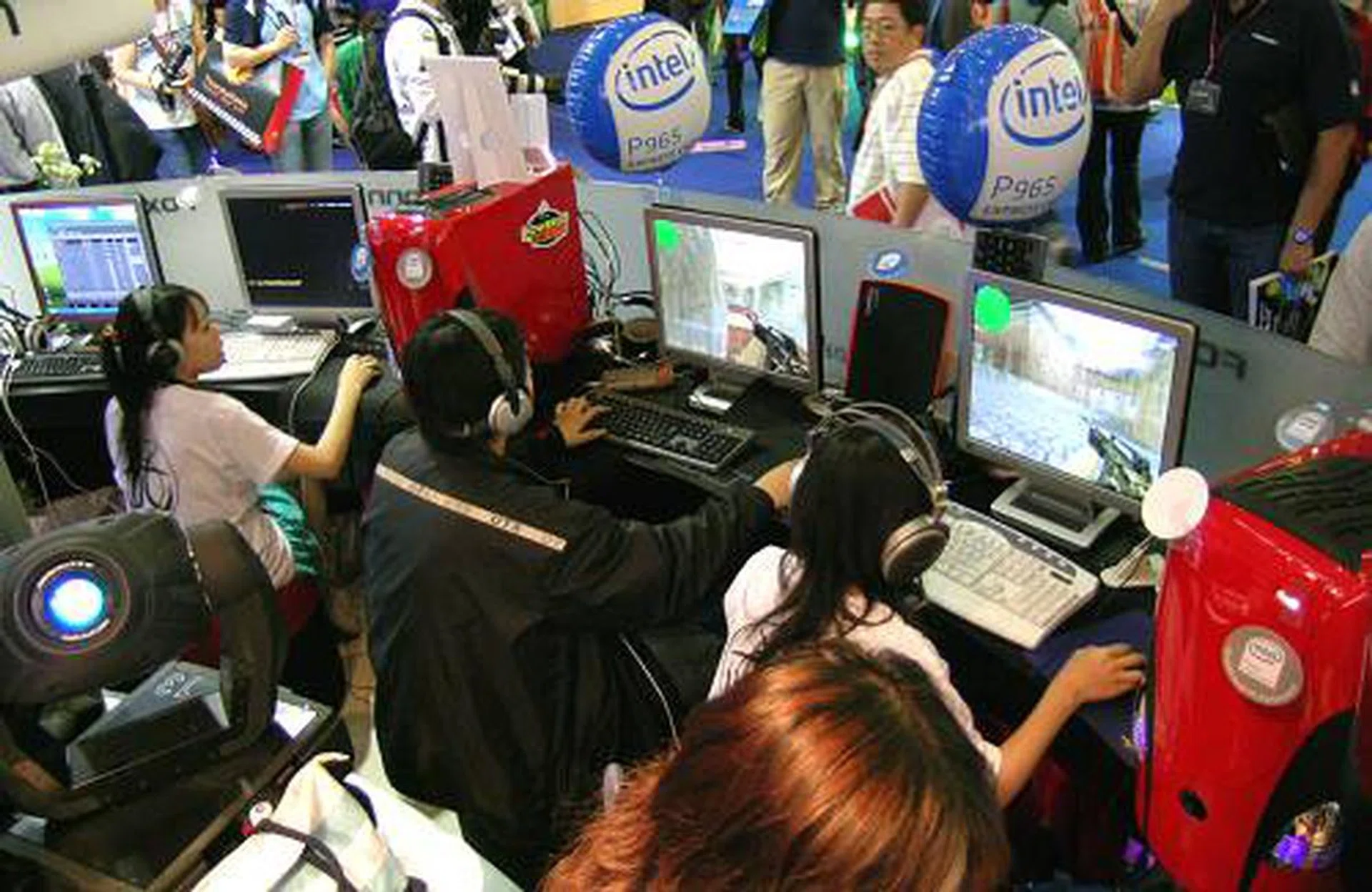 Three man (uh! girl) teams going head to head on Counter-Strike 1.6. On the left we have team S.O.S.