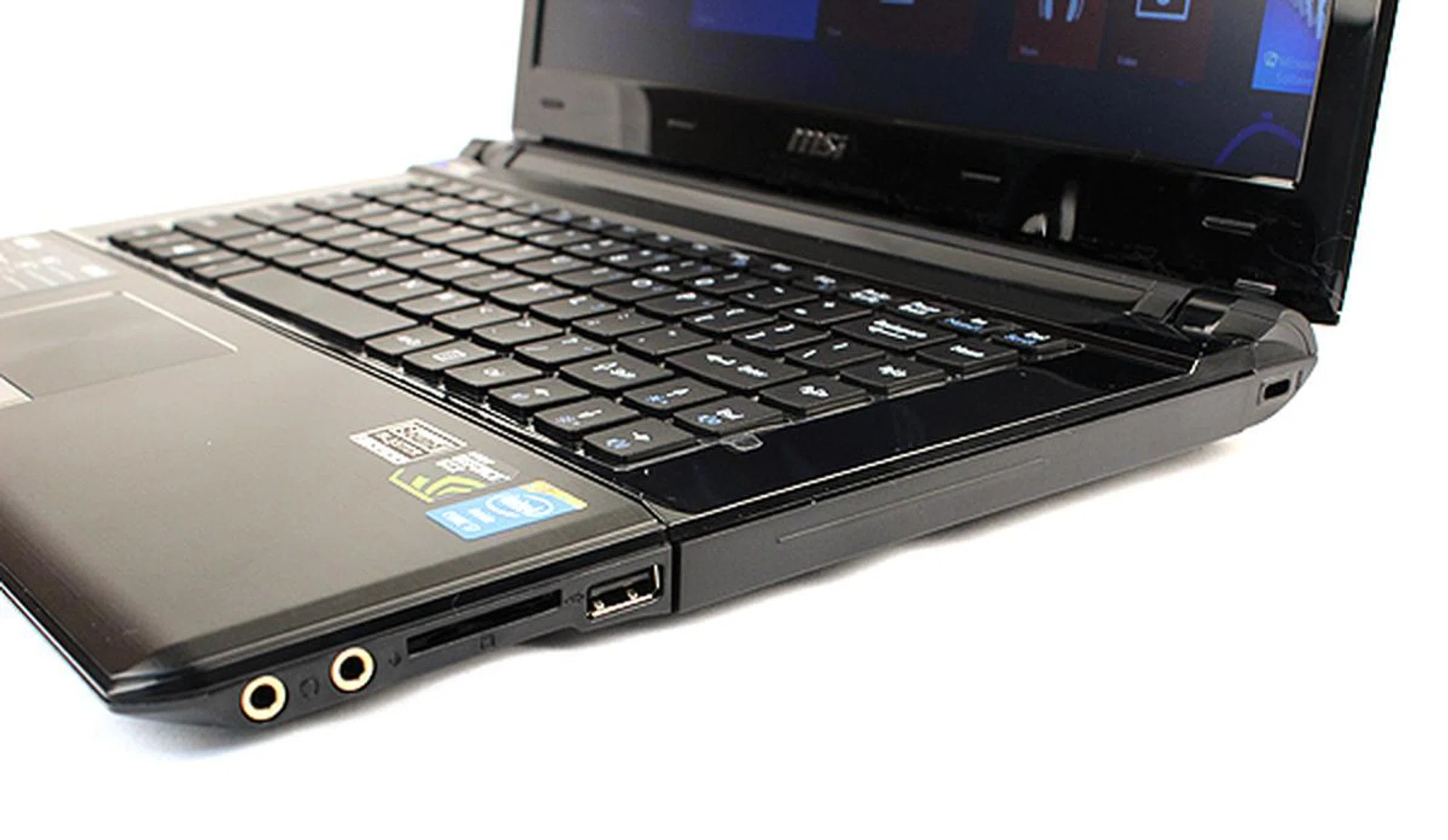 On the right, we find gold-plated audio jacks, a memory card reader and an additional USB 2.0 port. The optical storage bay has been converted to house the 750GB HDD. So don't be fooled into thinking there's an ODD there.