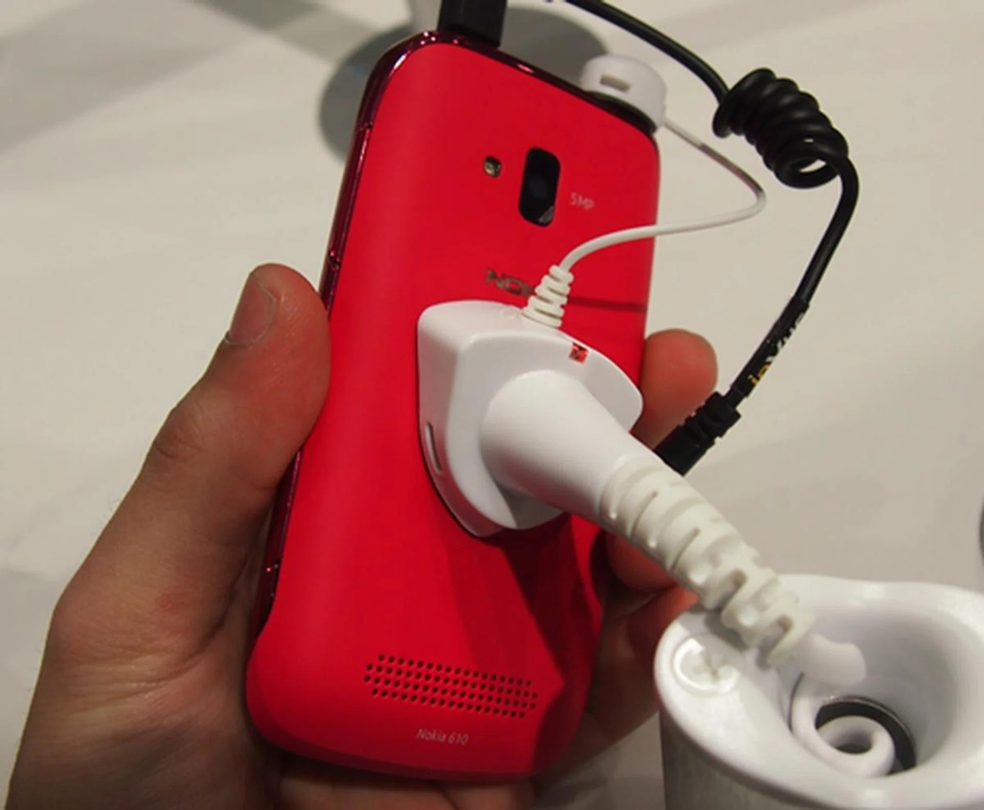 The Nokia Lumia 610 comes with a 5-megapixel autofocus camera with LED flash.