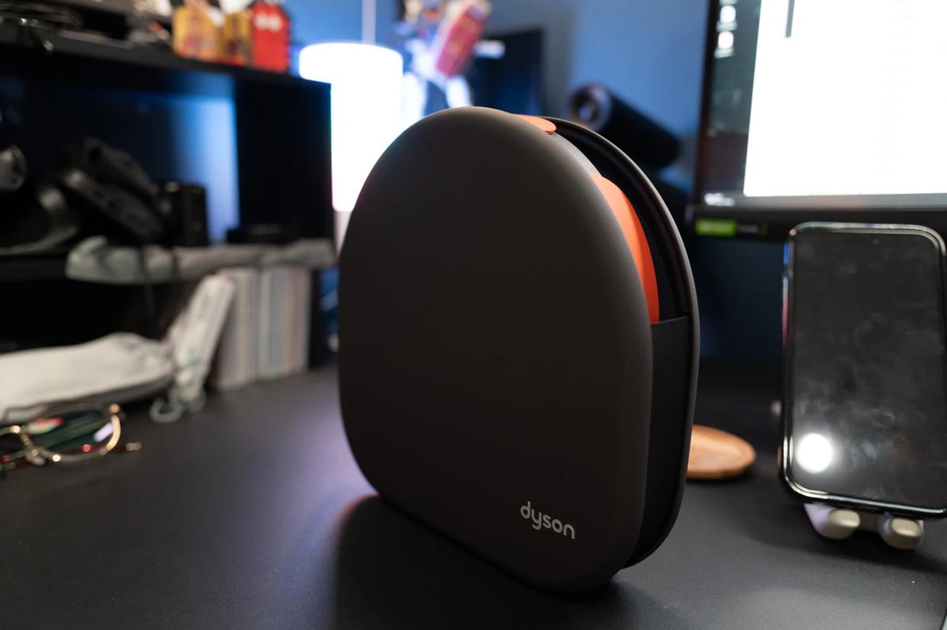 The Dyson OnTrac comes with a really well-thought pouch that isn't bulky and yet provides sufficient protection for the headphone.