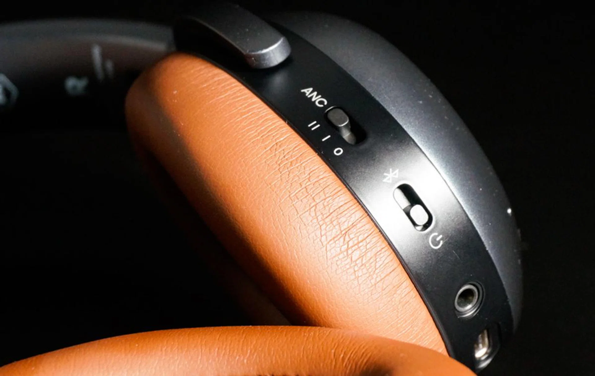 Plush memory foam cushions make for hours of comfortable listening.