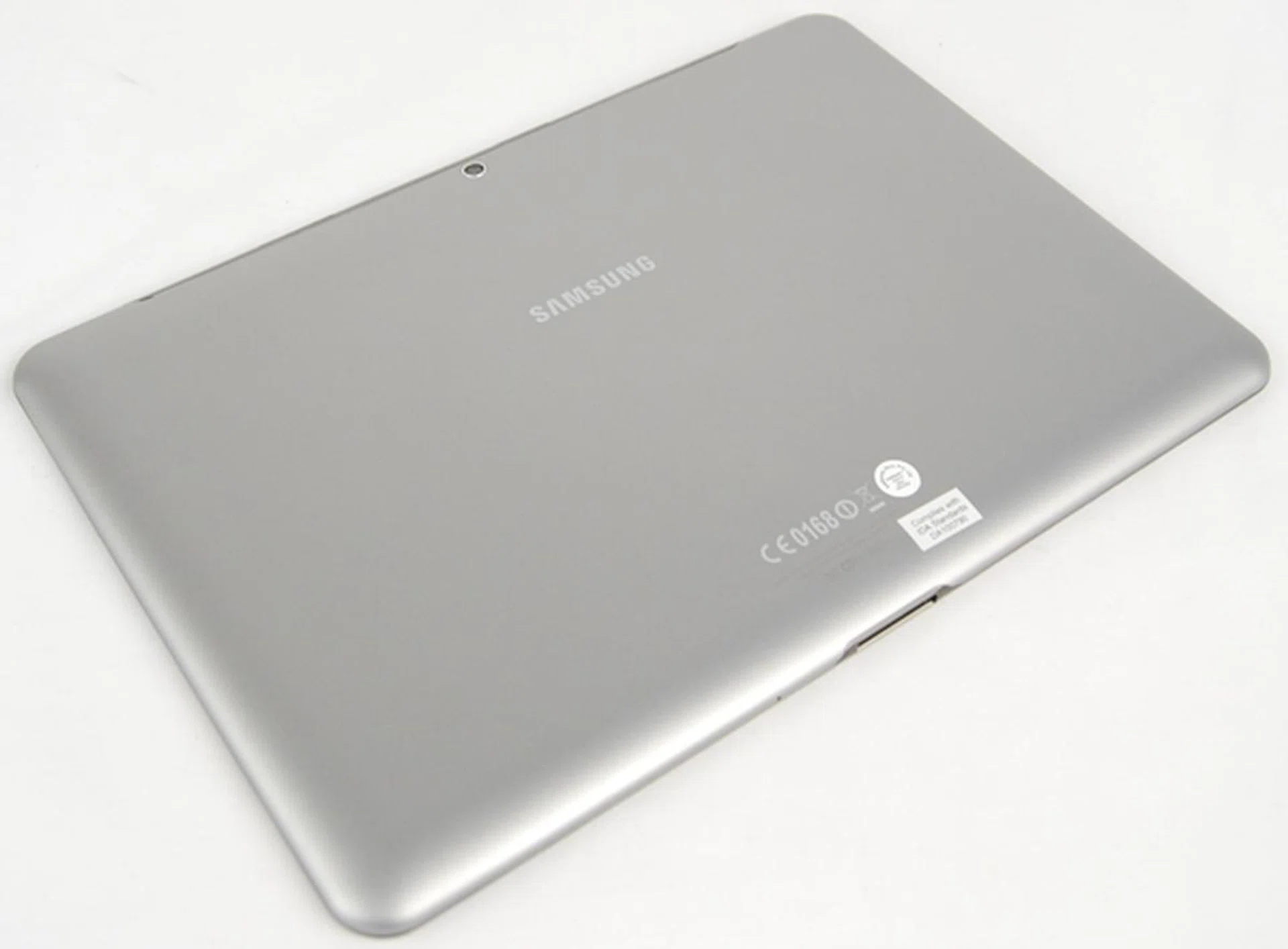 We liked the back of the Samsung Galaxy Tab 2 (10.1) for its matte surface, which  gives a very nice feel and does not attract fingerprints. 