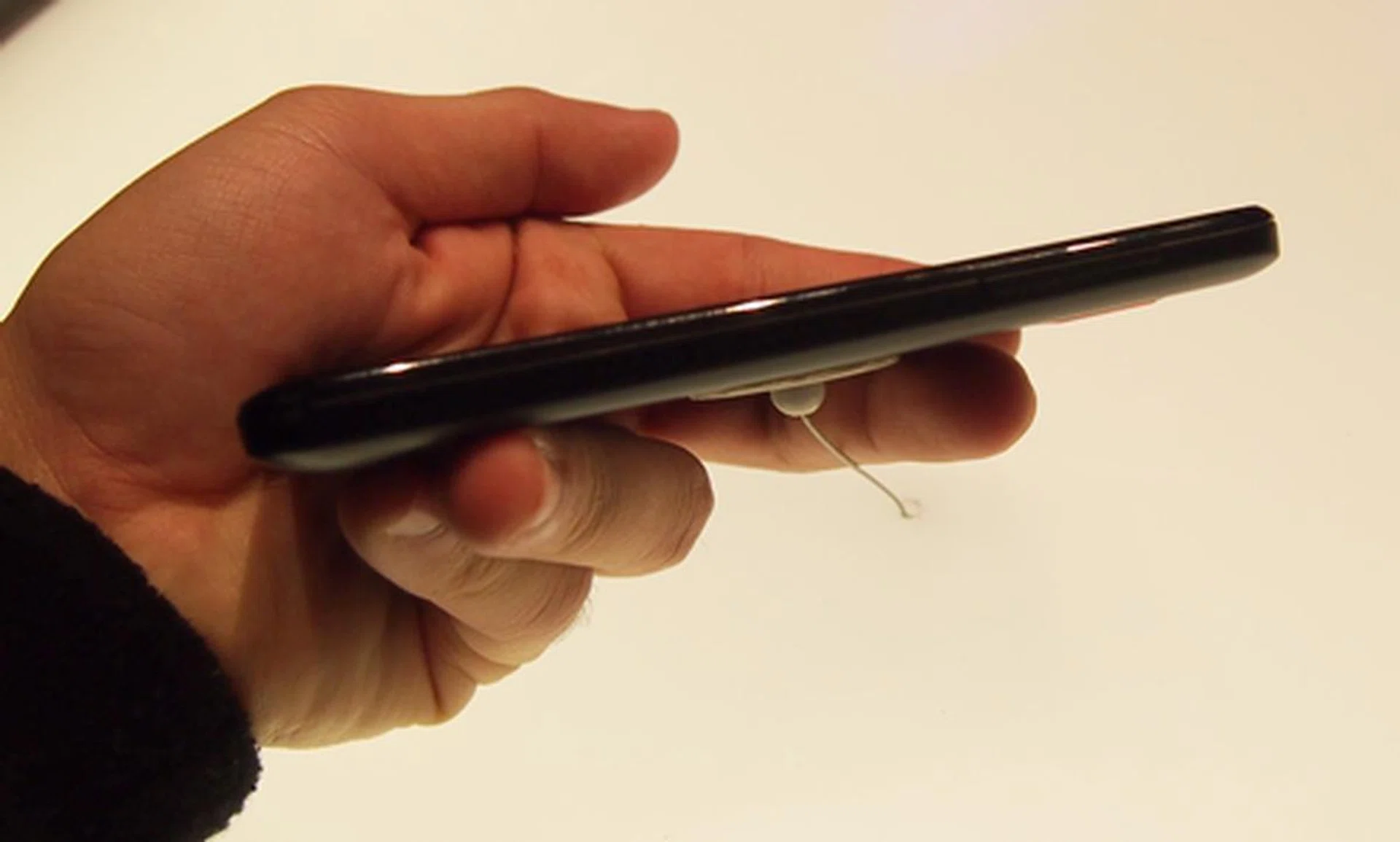 The only differences between the two smartphones are the larger battery capacity, faster clock speed and a slightly thicker side profile (10.9mm) in the Ascend D Quad XL. Seen here is the 8.9mm thin Huawei Ascend D Quad.