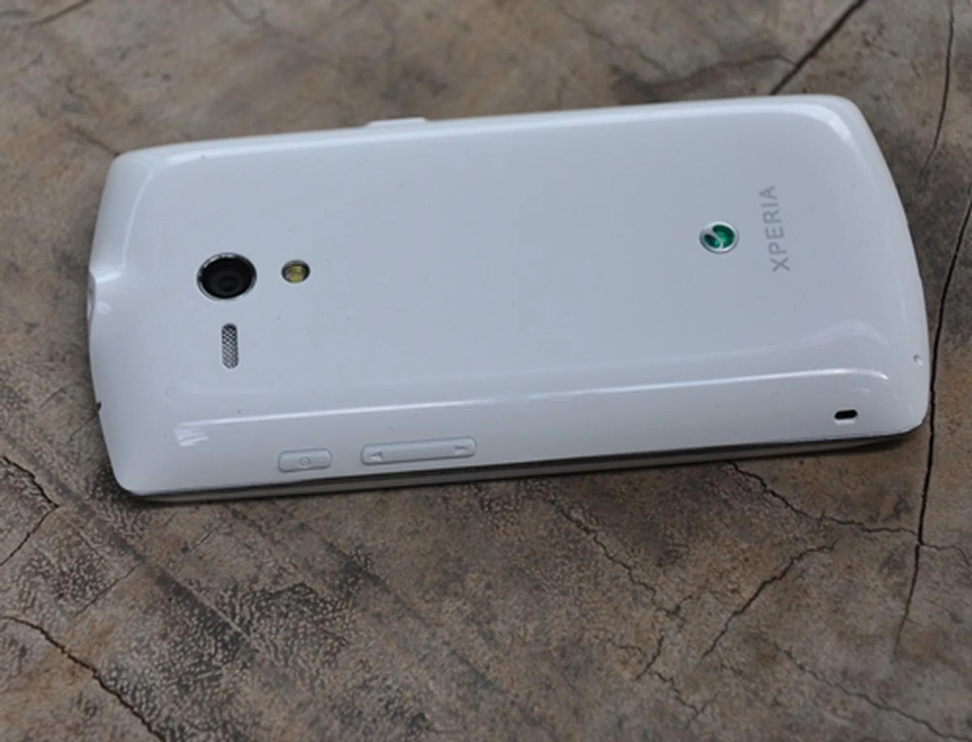 The Xperia Neo L features a curved back and glossy finish that's quite unlike the rest of its peers. 