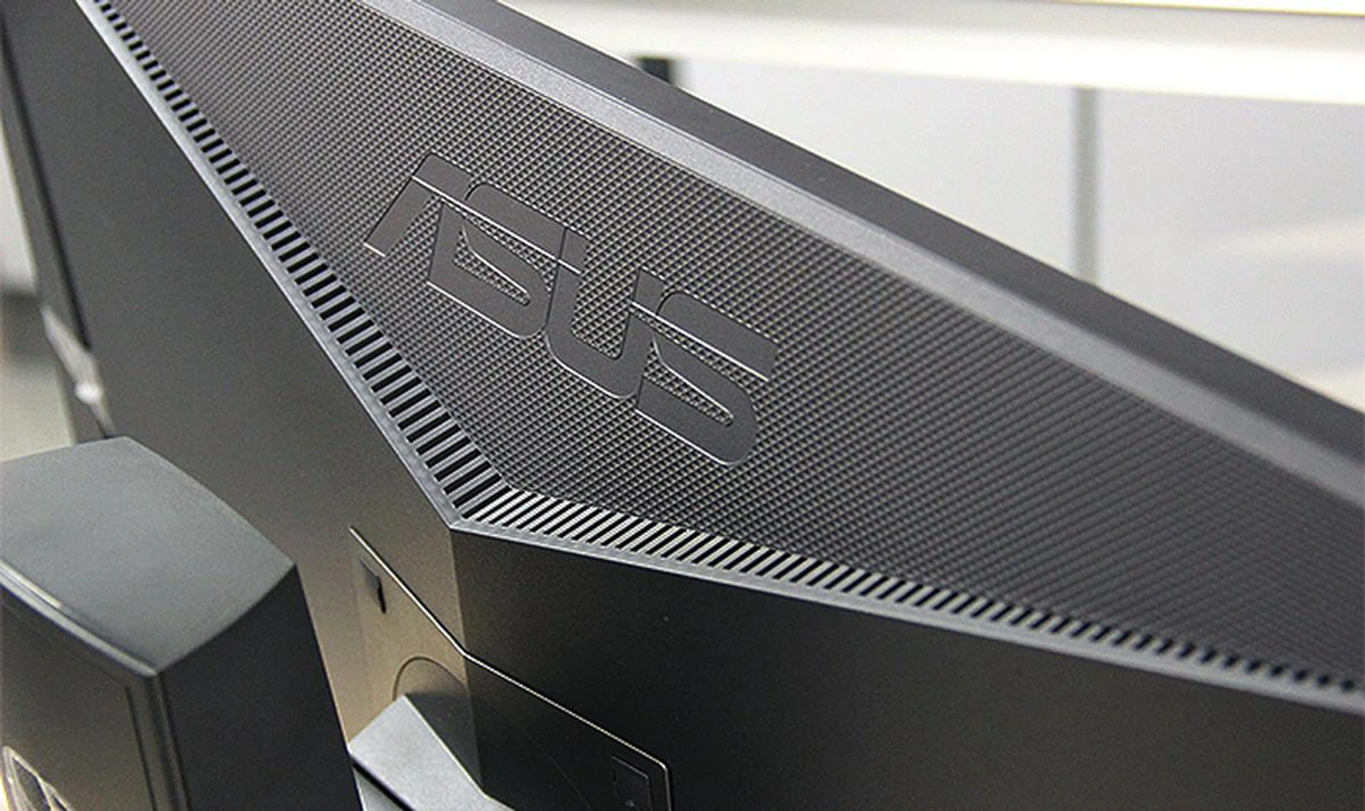 The back features slanted vents, which help keep the monitor cool during long gaming sessions.