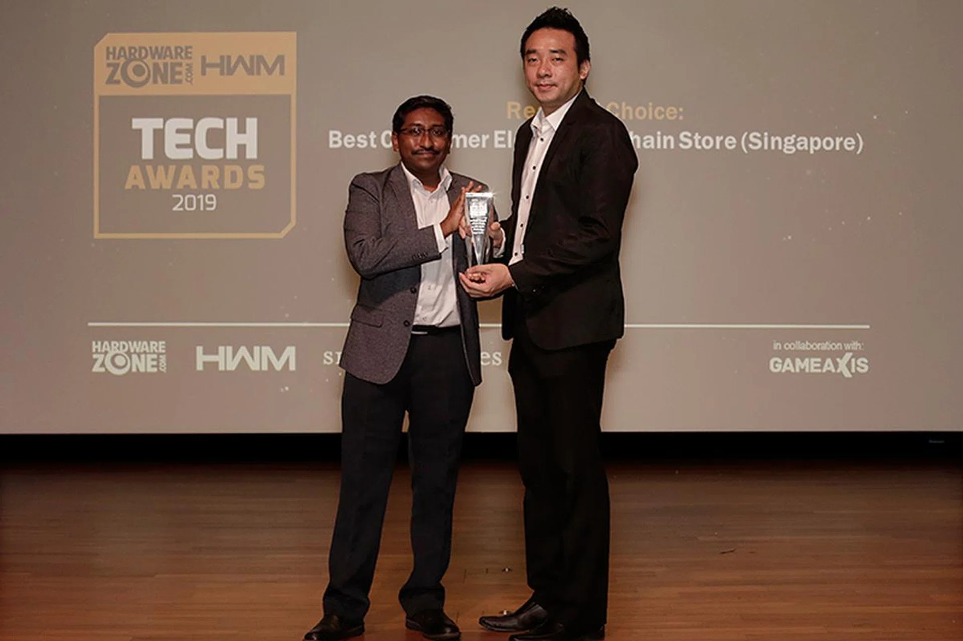 Our readers have voted and Challenger is their favorite consumer electronics chain store in Singapore. Accepting the trophy here is Mr. Chia Cheng Yen, Head of ValueClub (Sales & Branding), Challenger Technologies.