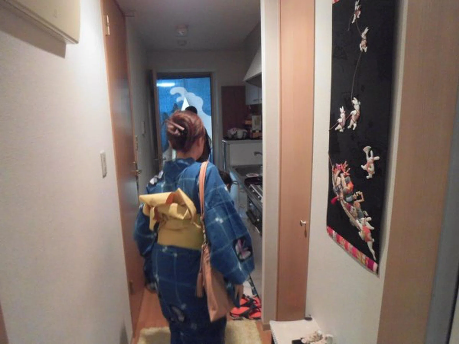 Stepping into kimono school. Notice the shadows are rather noisy and focus is soft.