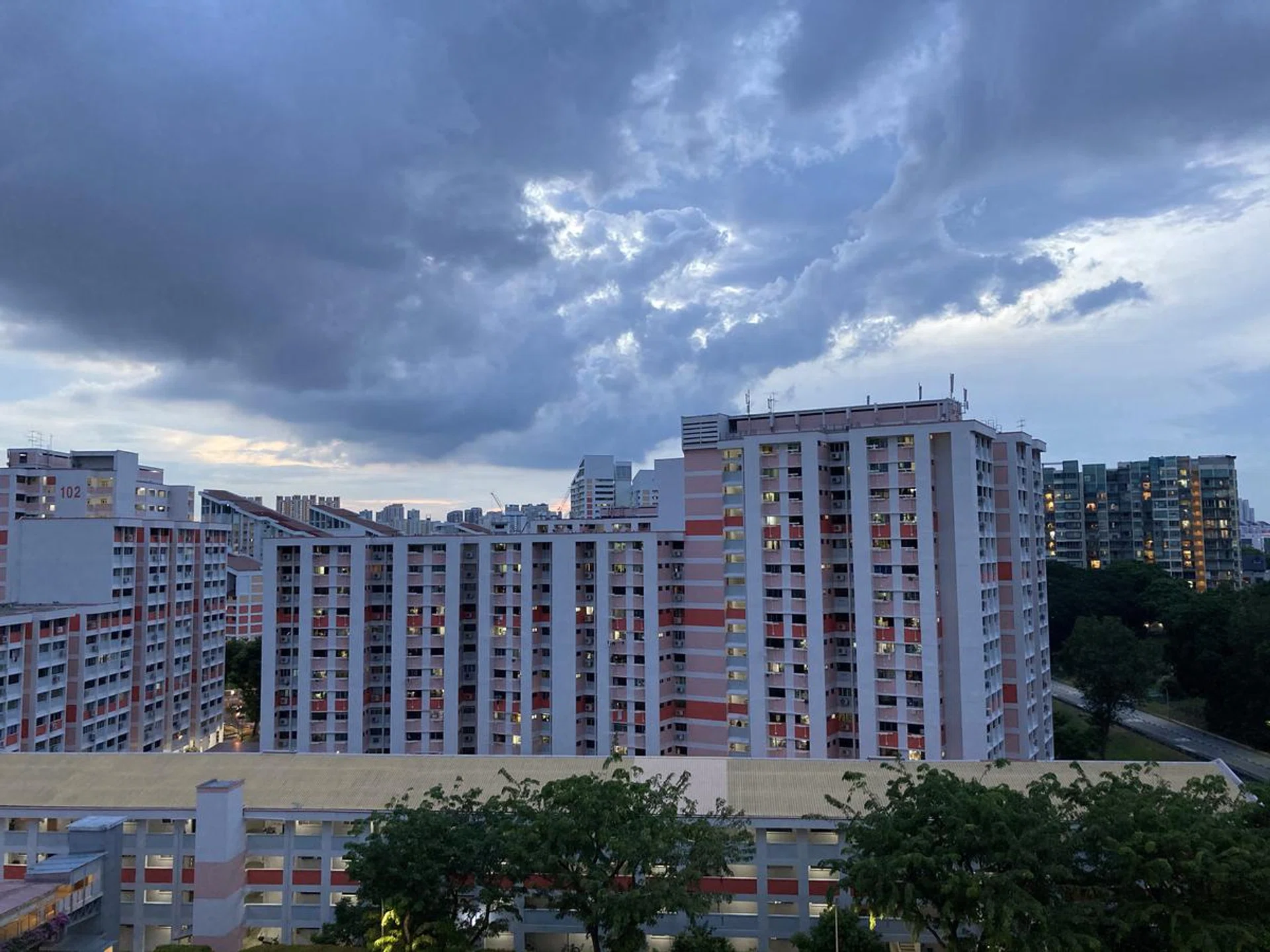 In dusk, the same scene is noticeably noiser but colours are still good and natural. Click to see image in full resolution.