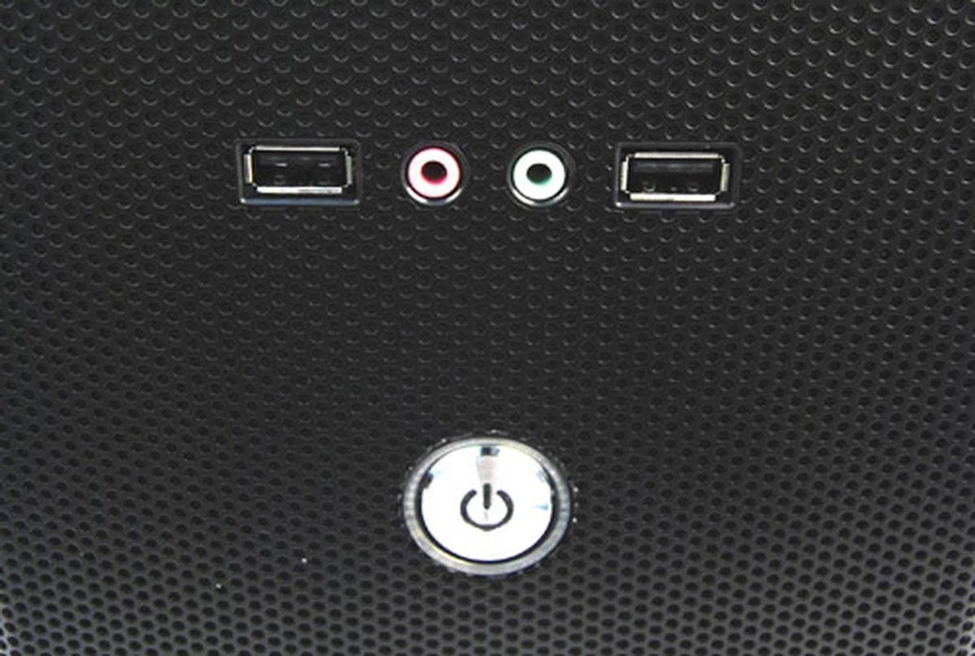 The front I/O panel consists of only two USB 2.0 ports, headphones and microphone jacks, as well as the mandatory power button. No reset button is to be found.