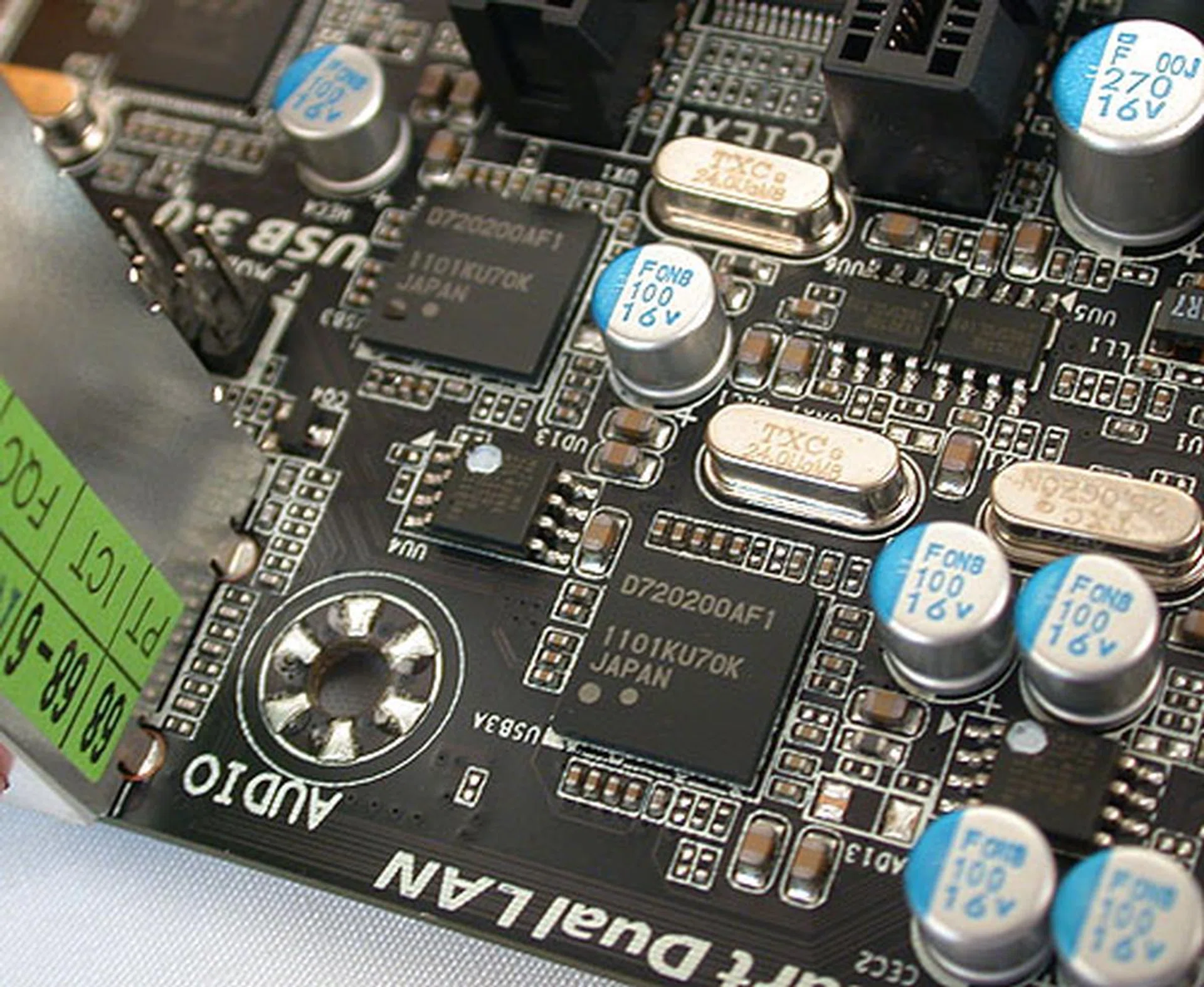 The two USB 3.0 controllers from Renesas (NEC) and the VIA USB hubs combine to enable up to 10 USB 3.0 ports (6 at the rear and 4 through headers). 