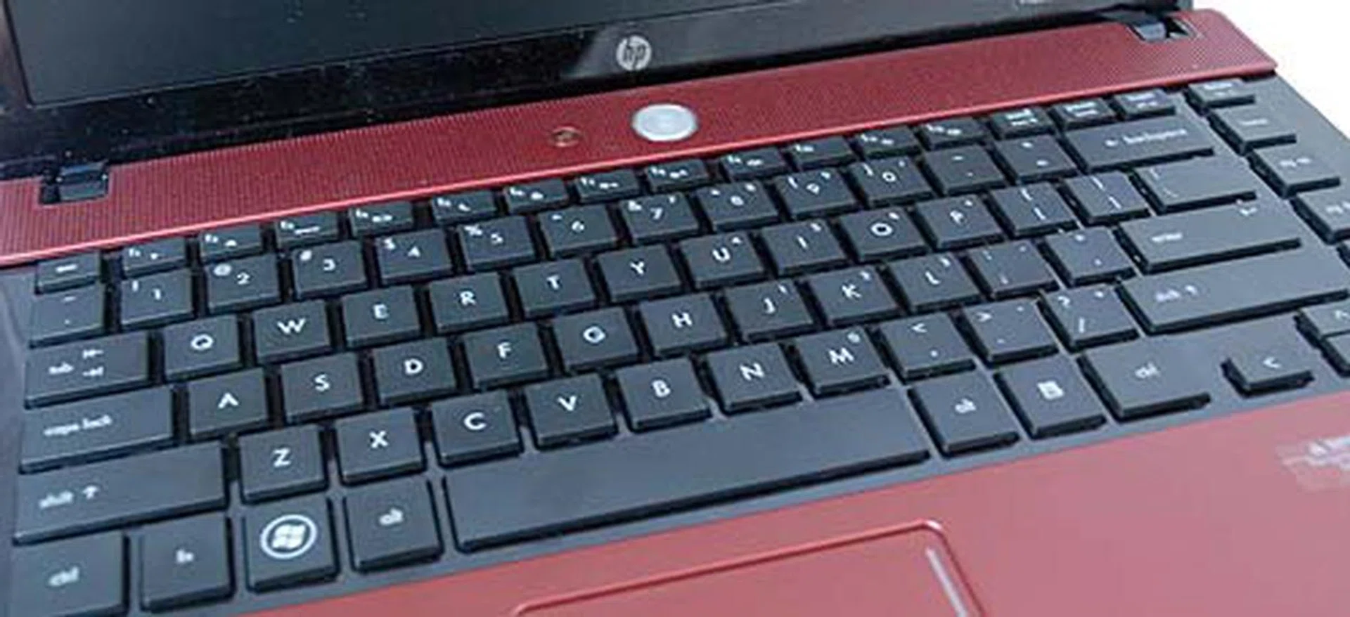 The chiclet keyboad was nice to type on save for the very noticeable flex while we typed.