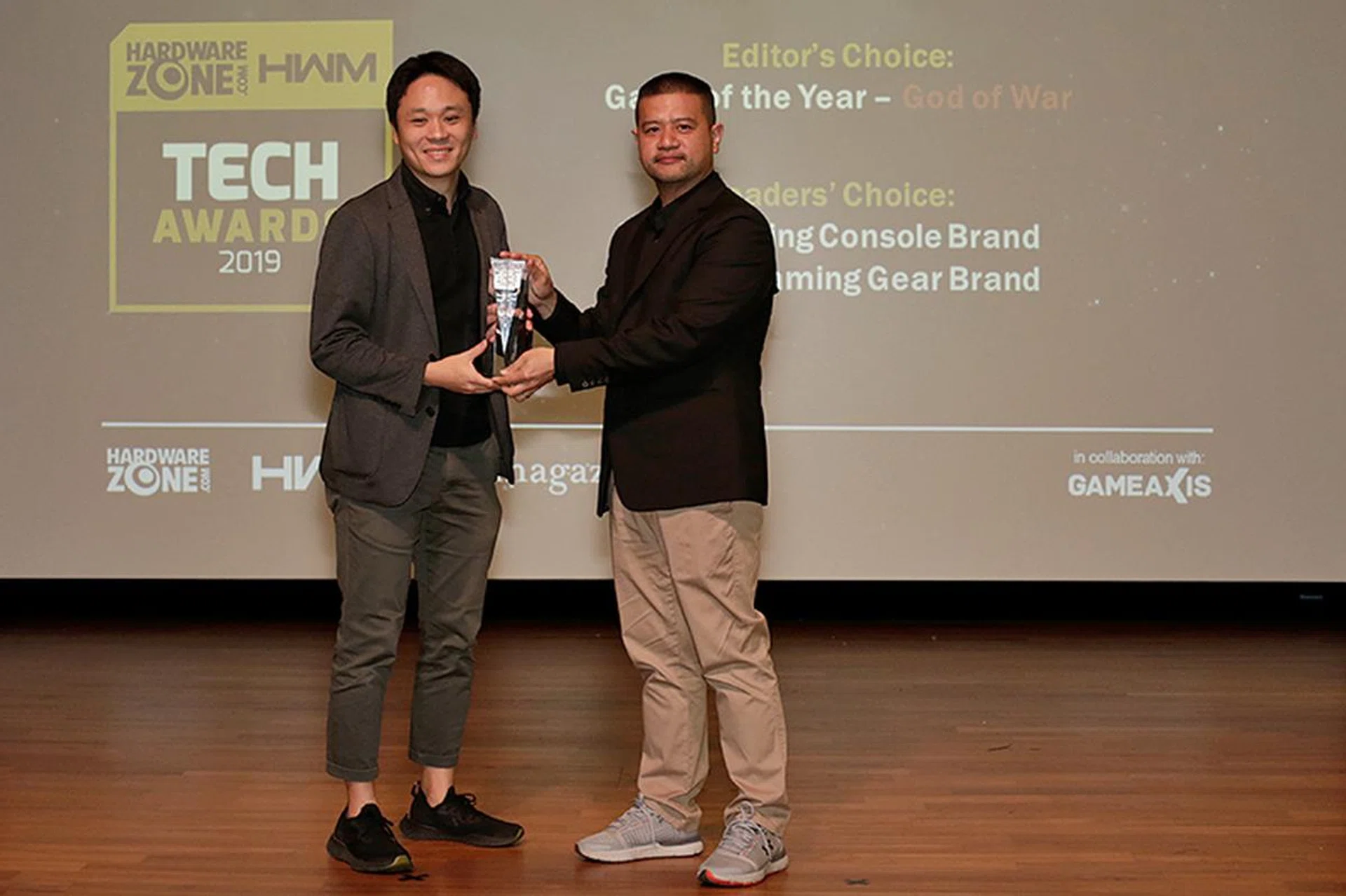 Sony Interactive Entertainment wins the Readers' Choice for Best Gaming Console Brand and Best VR Gaming Gear Brand, while the company's God of War picks up the Editor's Choice for Game of the Year. Accepting the awards here is Mr. Ian Purnomo from Sony Interactive Entertainment Singapore.