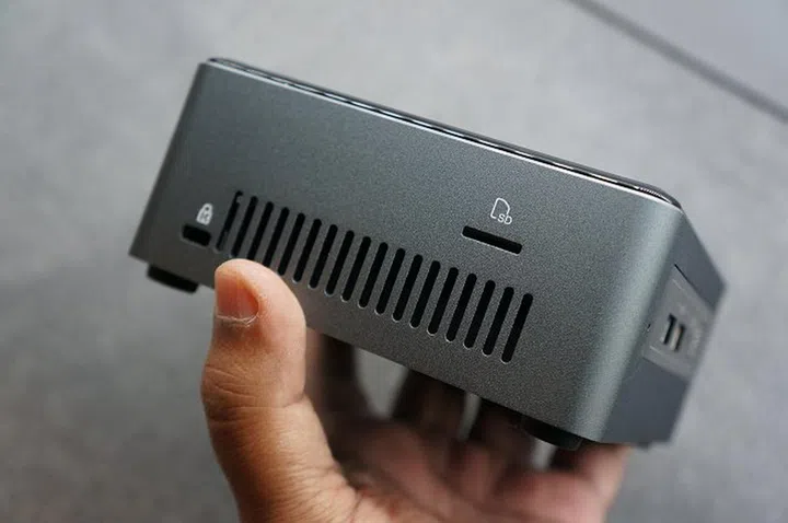 Note that the SD card has been replaced with a microSD card slot to keep up with the times. But that also means a little more inconvenience for the photography enthusiasts and videographers.