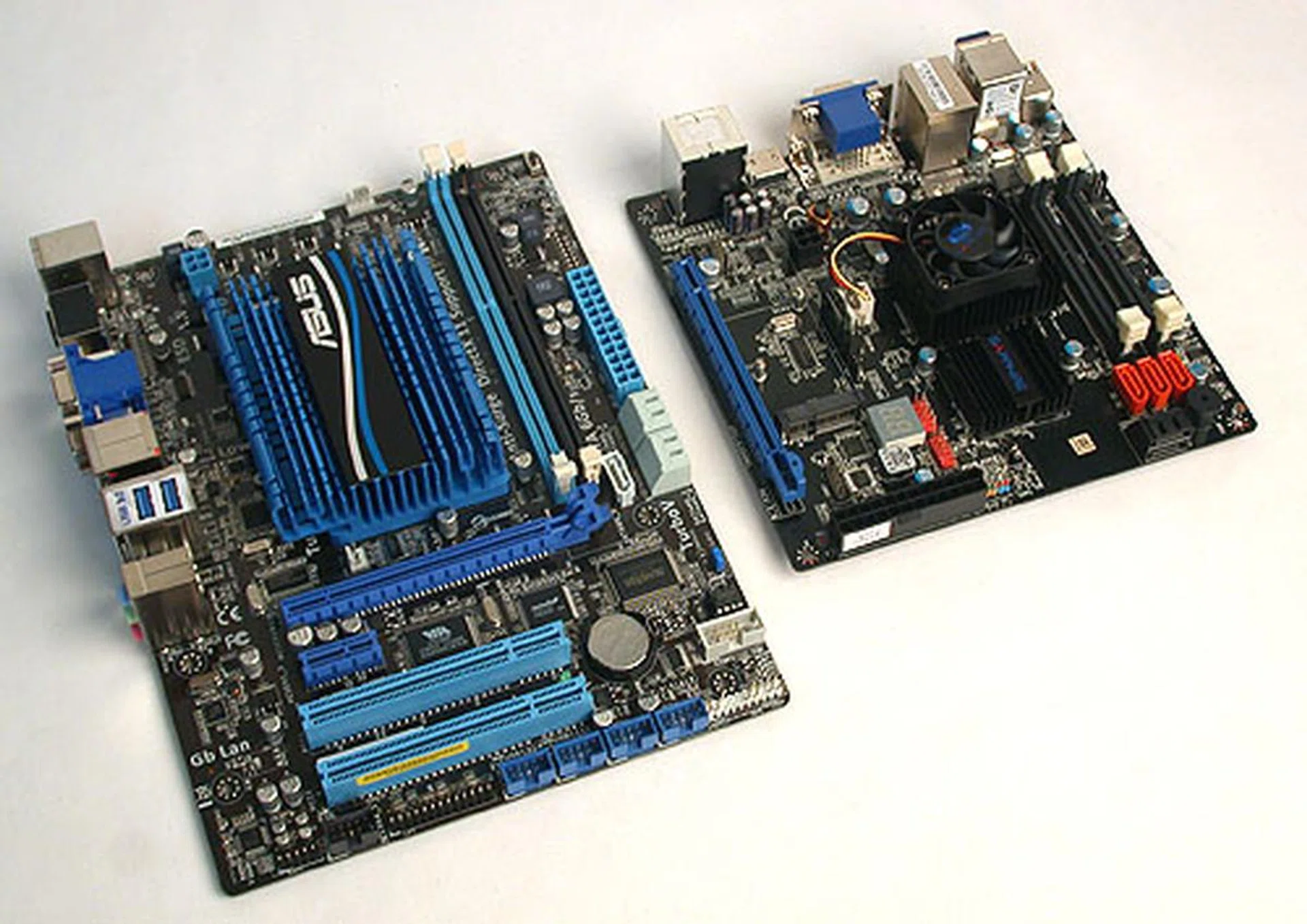 The micro-ATX ASUS E35M1-M PRO looks like a normal ATX board next to the mini-ITX Sapphire. 