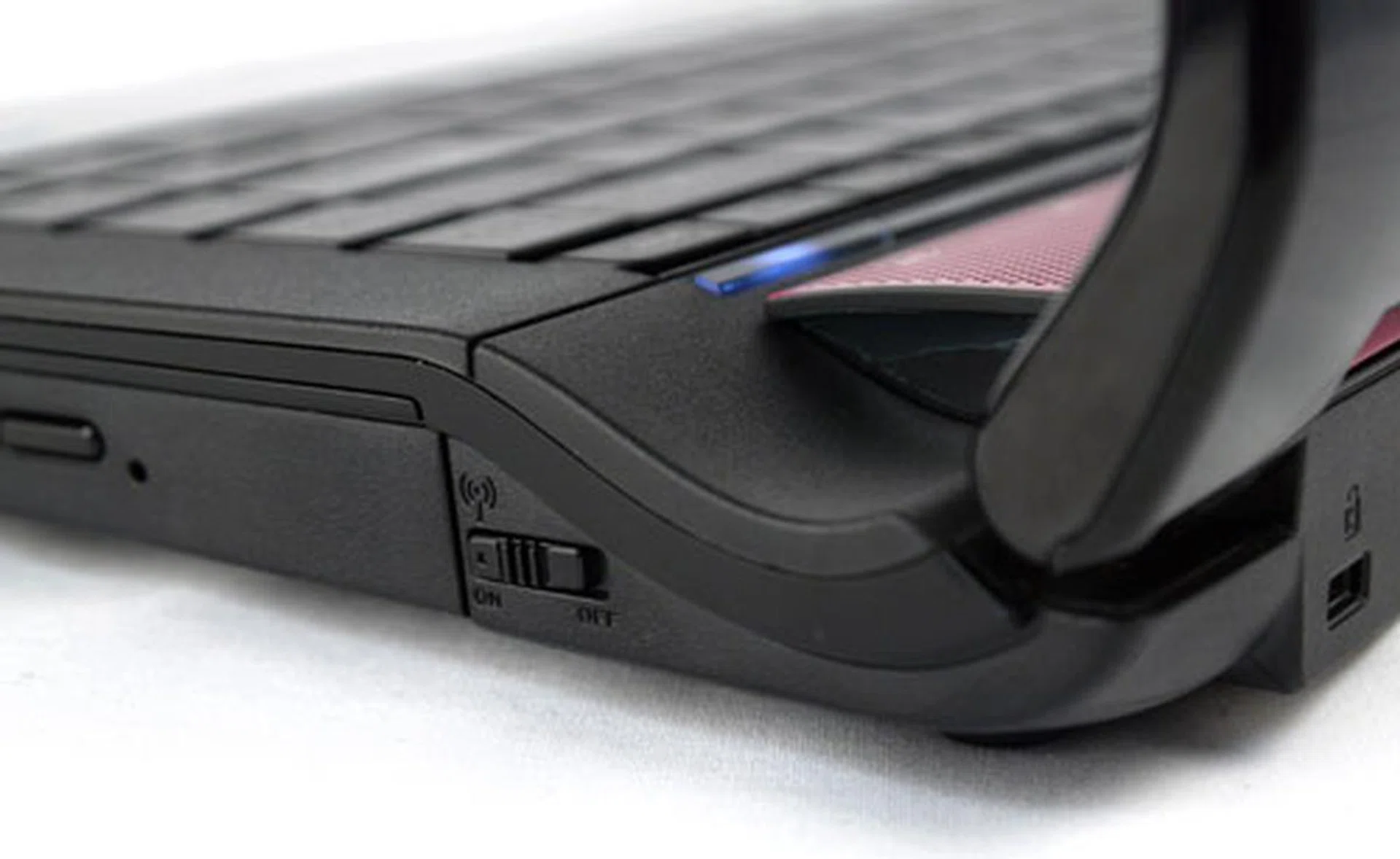 We prefer a hardware Wi-Fi switch over hotkeys on any given day, and it is nice of ASUS to include one on the JCSE. It resides right next to the optical drive. The Kensington security slot sits just behind the hinge.