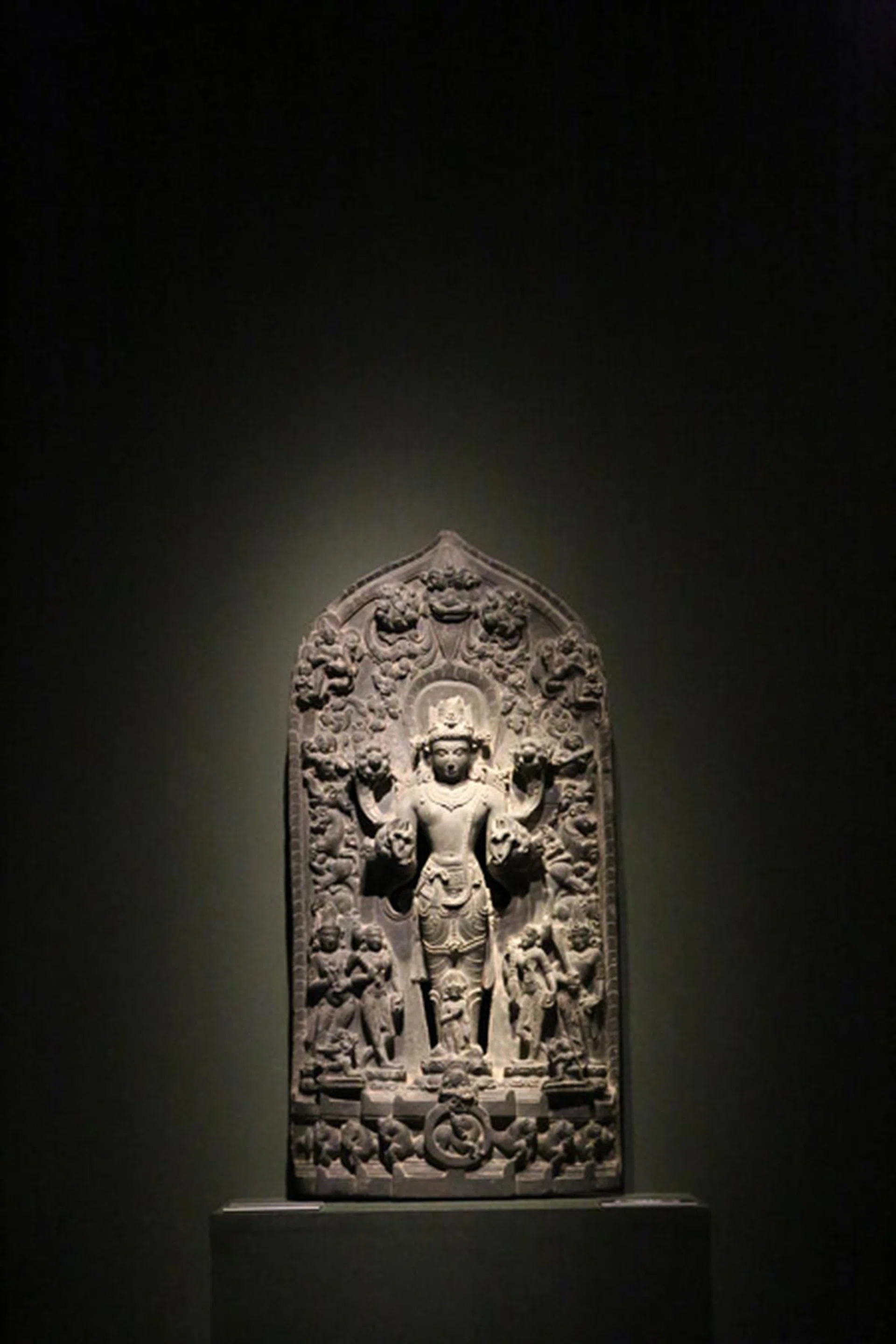 f/4 at 105mm, 1/80 sec, ISO 25,600.