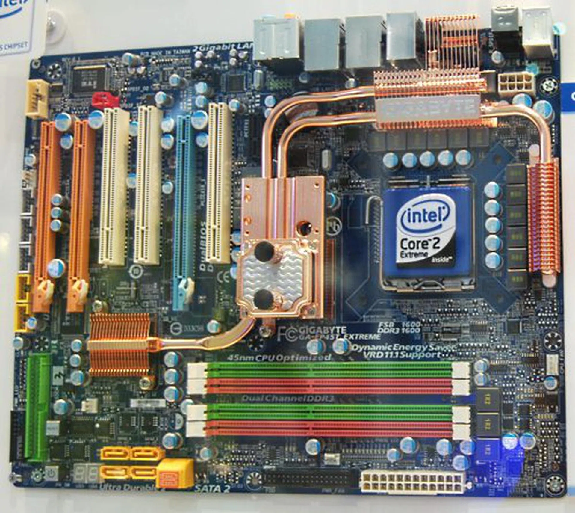  Looking at the board alone, the EP45T-Extreme uses Intel's latest P45 chipset with a ICH10R Southbridge and supports up to 1600MHz FSB 45nm Intel Core 2 processors. It can do DDR3 up to 1900MHz overclocked. Gigabyte claims it has a virtual 12 CPU power phase with 2 phases each for memory and the Northbridge. Besides supporting CrossFireX via two PCIe x 16 Gen 2 interface, this board also has Realtek's ALC889A HD Audio providing it with a SNR of 106dB and Dolby Home Theater.  