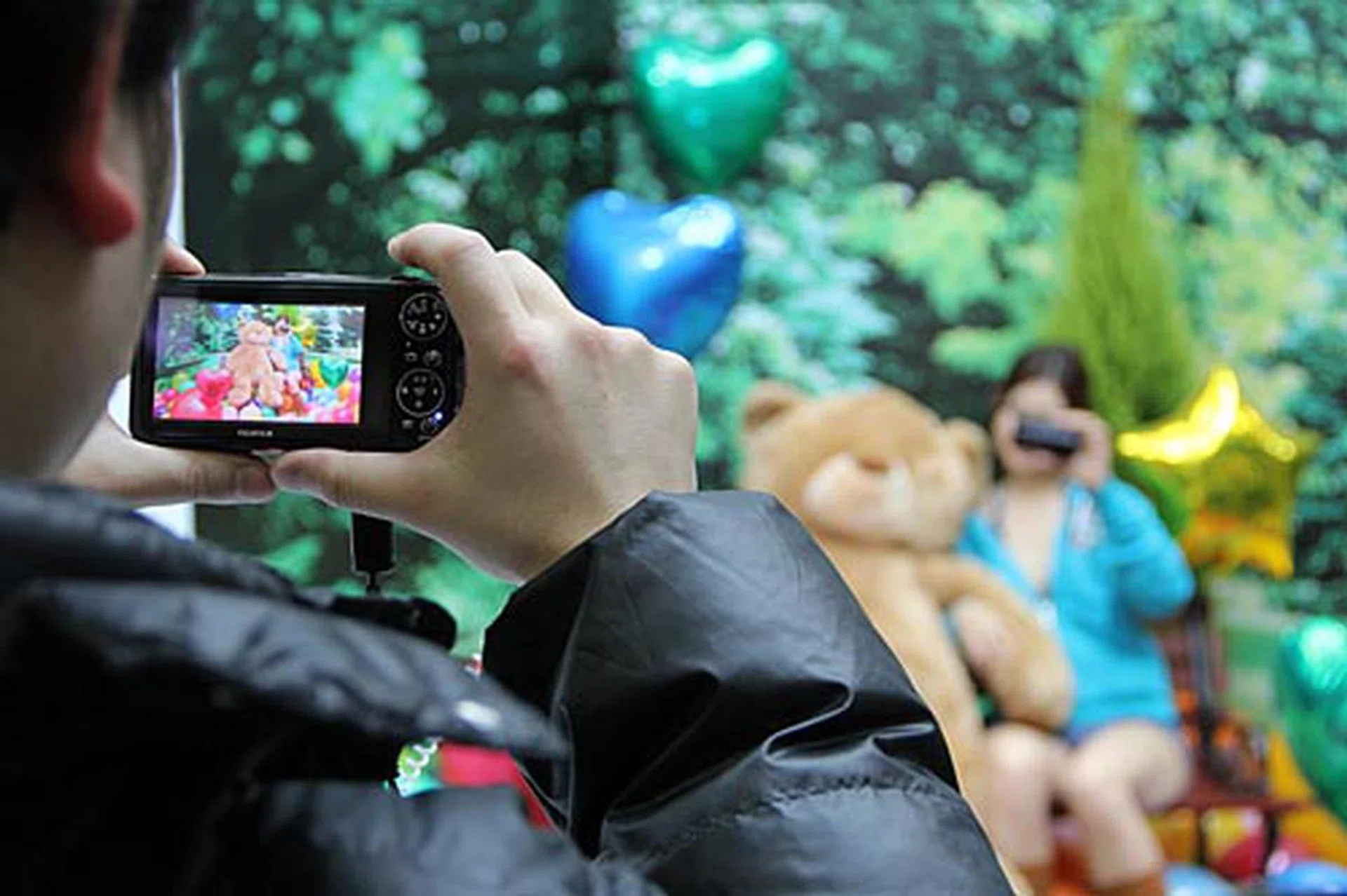 Another attendee trying out the Fujifilm FinePix REAL 3D W3 camera. This 10-megapixel camera is capable of shooting 3D HD movies and still photos.