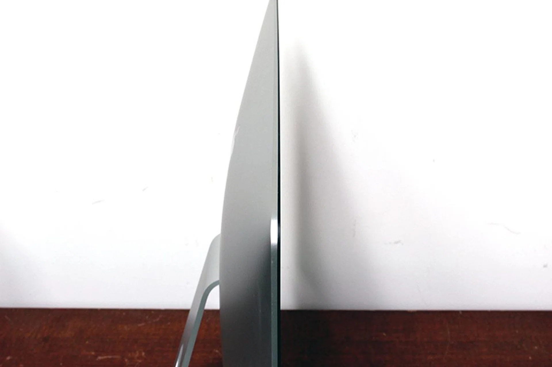 The edges of the iMac's display is just 5mm thick - thinner than the latest iPhone 6. The bulge in the middle, which houses all the components, is not that thick either.
