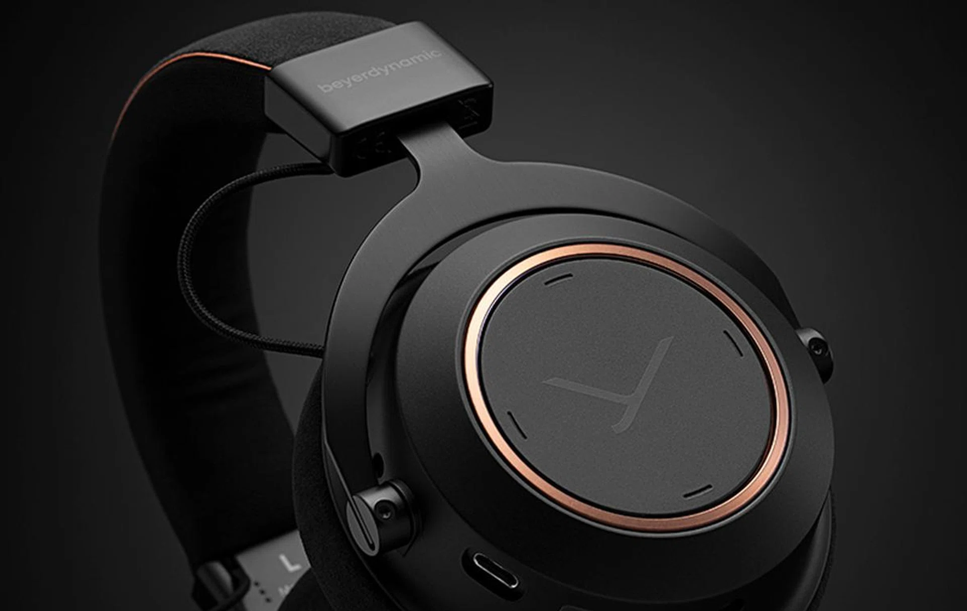 Adjust the volume and skip tracks or pause playback via touch on the right ear cup.