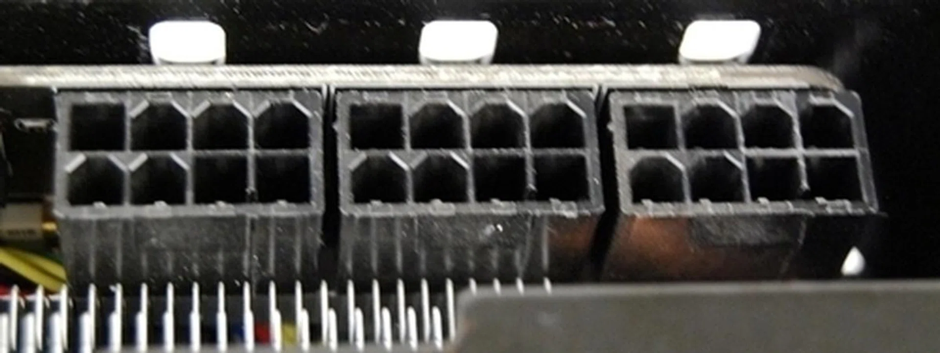 The three 8-pin power connectors are able to feed more than 500W of power to the Mars II.