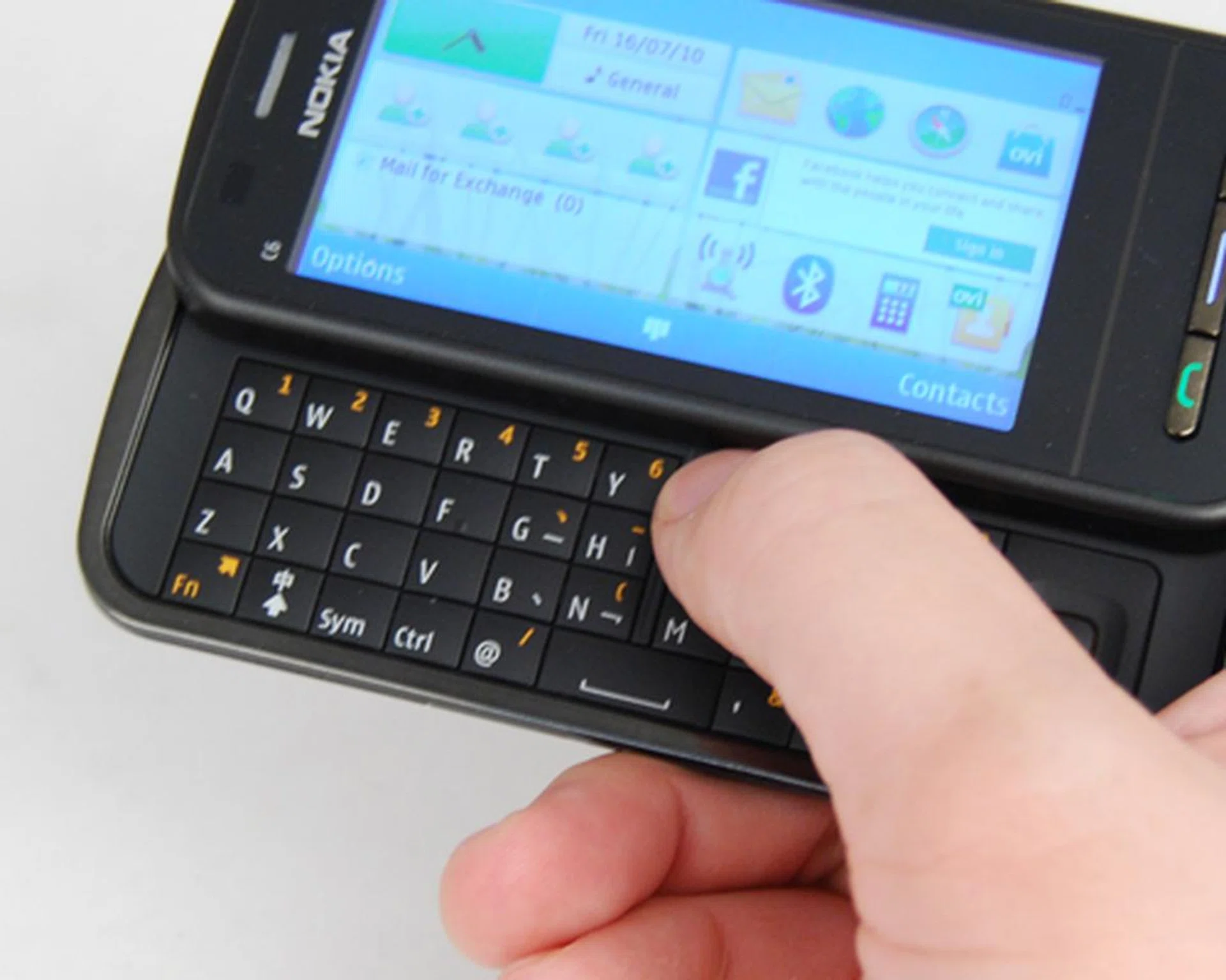 Messaging on the QWERTY keyboard is tricky with the lack of typing space as seen on the top row.