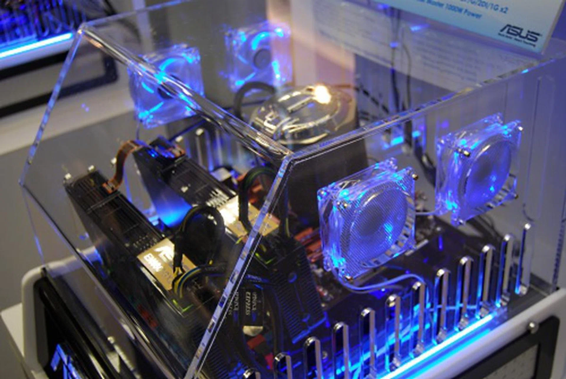  Our fourth demo system showcases ASUS Express Gate technology for a quick 5 seconds boot up. This system uses the ASUS M3N-HT motherboard which is based on Nvidia's nForce 780a SLI and is running a AMD X4 Phenom 9850 processor. Furthermore, the demo system uses two sticks of 1GB Kingston DDR2 1066 RAM and two ASUS 9800GX2 TOP video cards.  