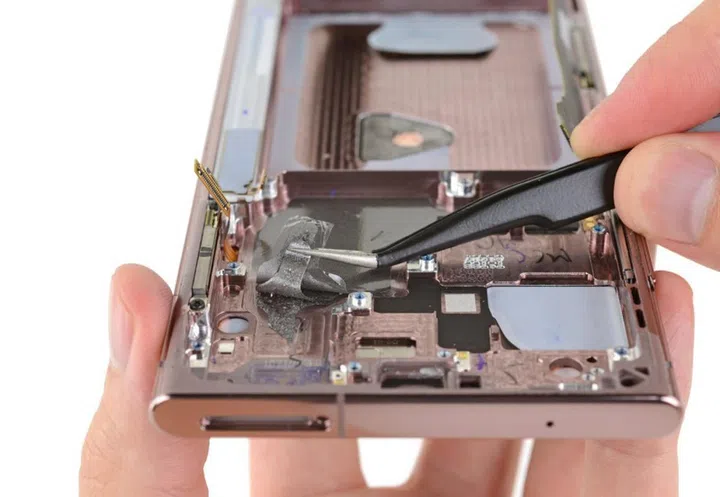 A multi-layered graphite thermal pad found in one of the Samsung Galaxy Note20 models. <br>Image source: iFixit.