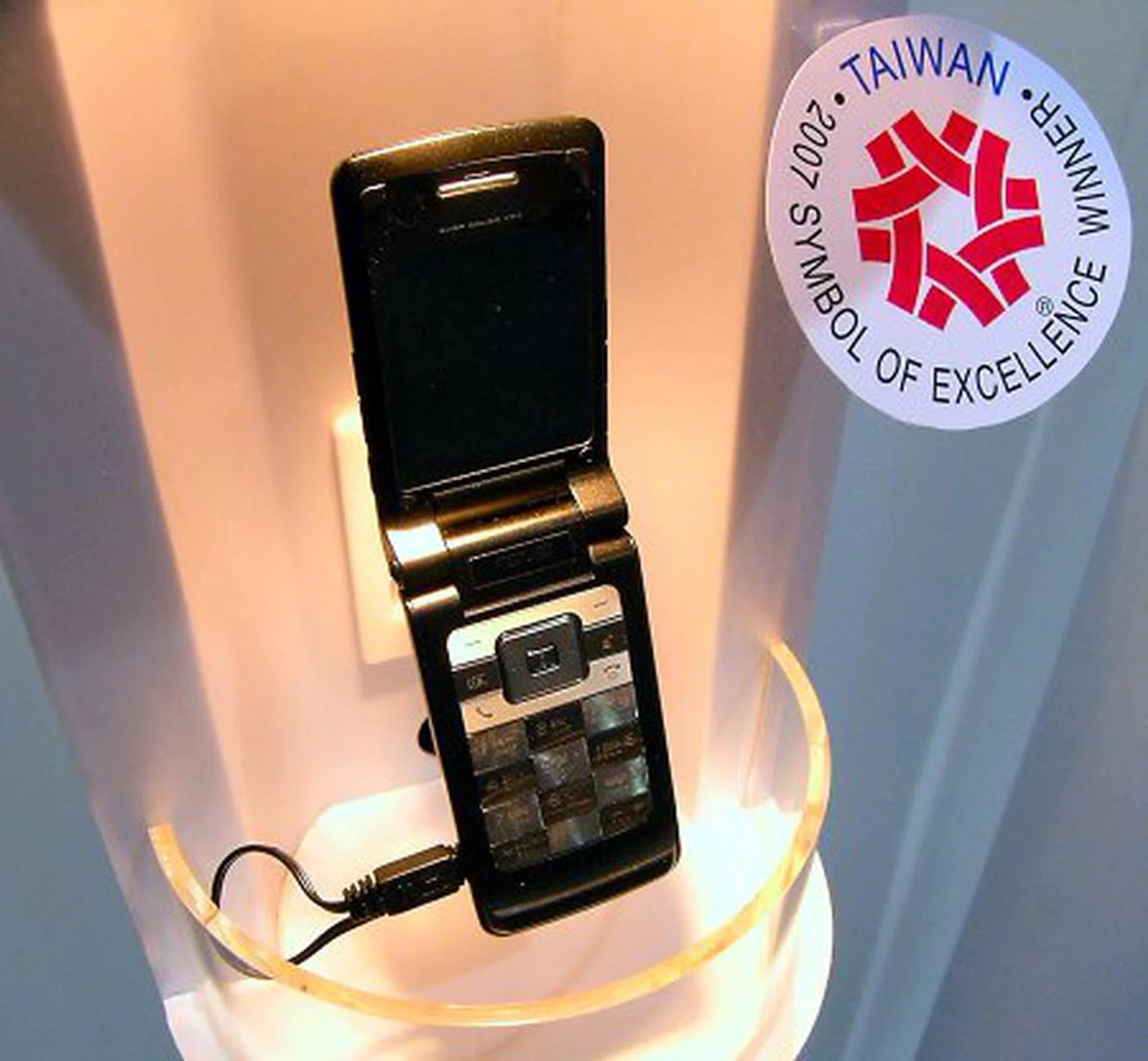  Designed for the fashionistas, the ASUS Z802i is a luxury phone with a sapphire sub display and leather appearance. Otherwise, the Z802i supports GSM900/1800/1900, GPRS and UMTS 2100.  