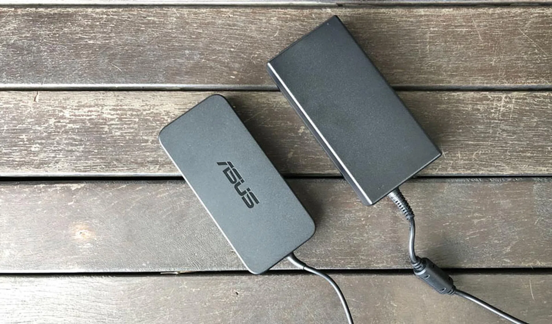 The Hero Edition uses a smaller power adaptor, while the GeForce GTX 1070 in the Scar Edition meant it requires a larger power feed.