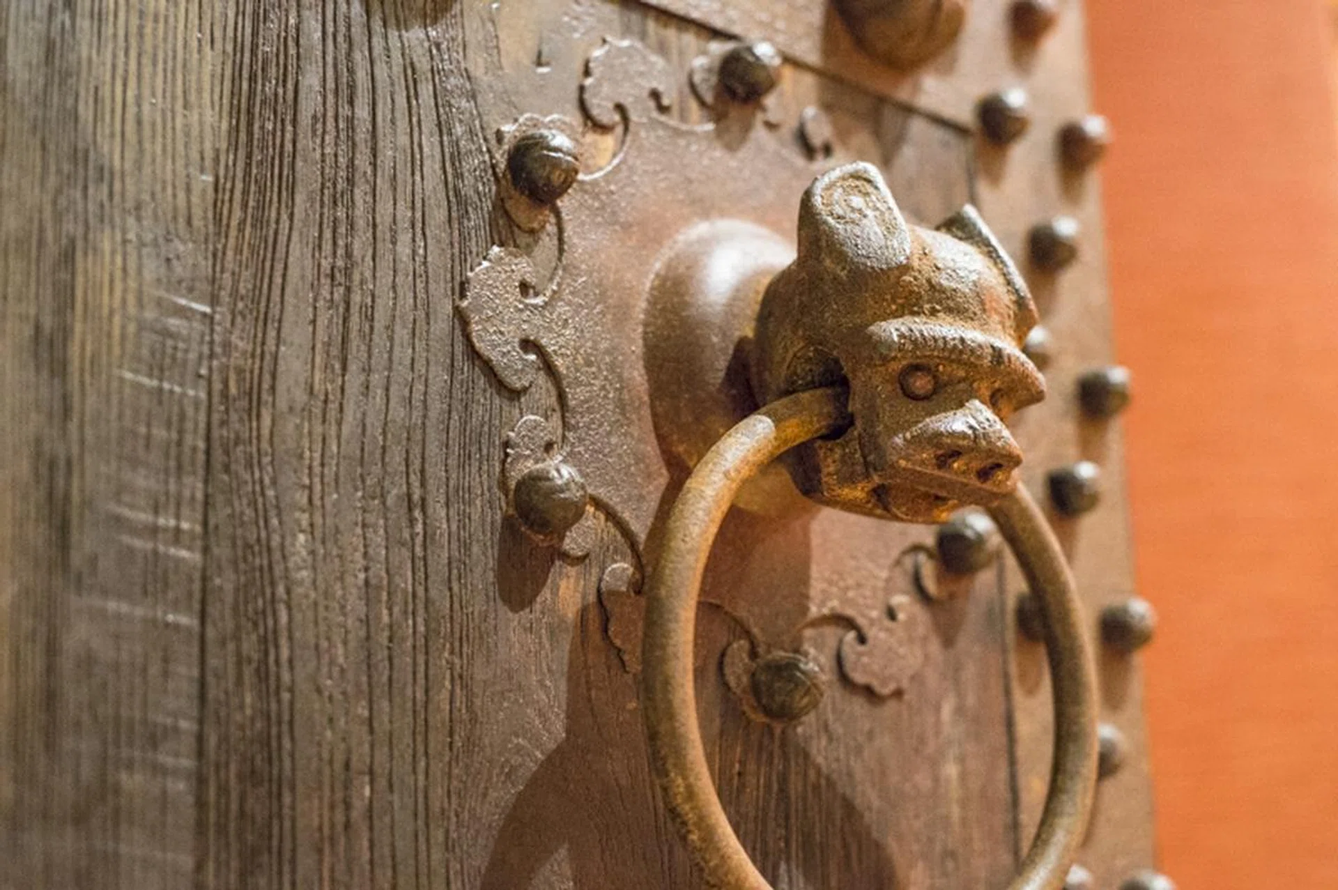 f/4 at 50mm, 1/25 sec, ISO 25600.