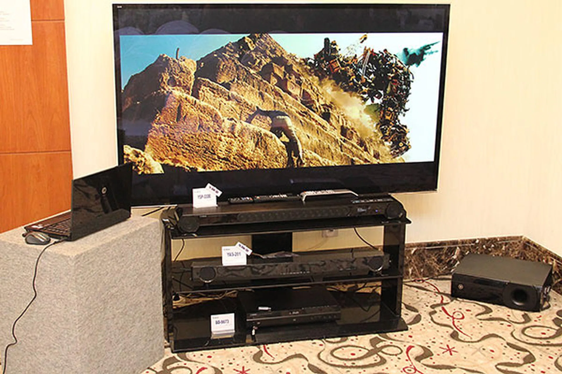 The YSP-3300 (the first sound bar at the top) includes 16 beam drivers and two woffers with digital amplifiers. The dynamic 130W subwoofer uses digital PCM wireless signal transmission.