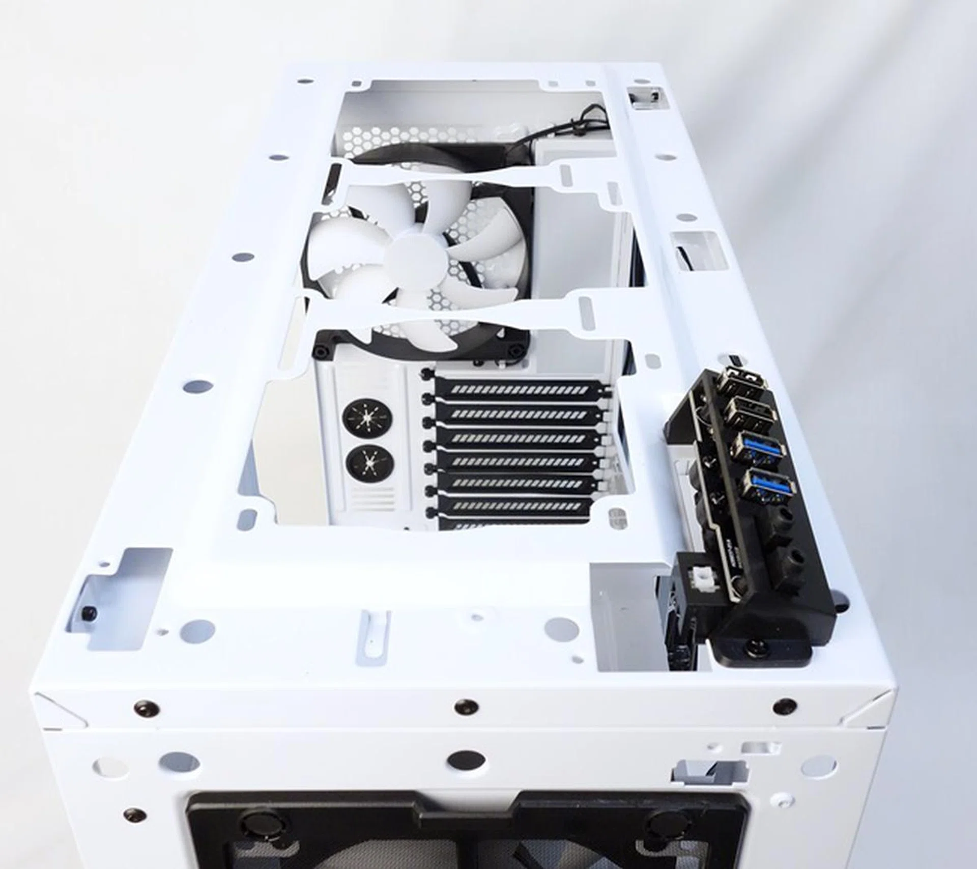 The chassis can support radiators with three 120mm cooling fans, or those with up to a pair of 140mm cooling fans